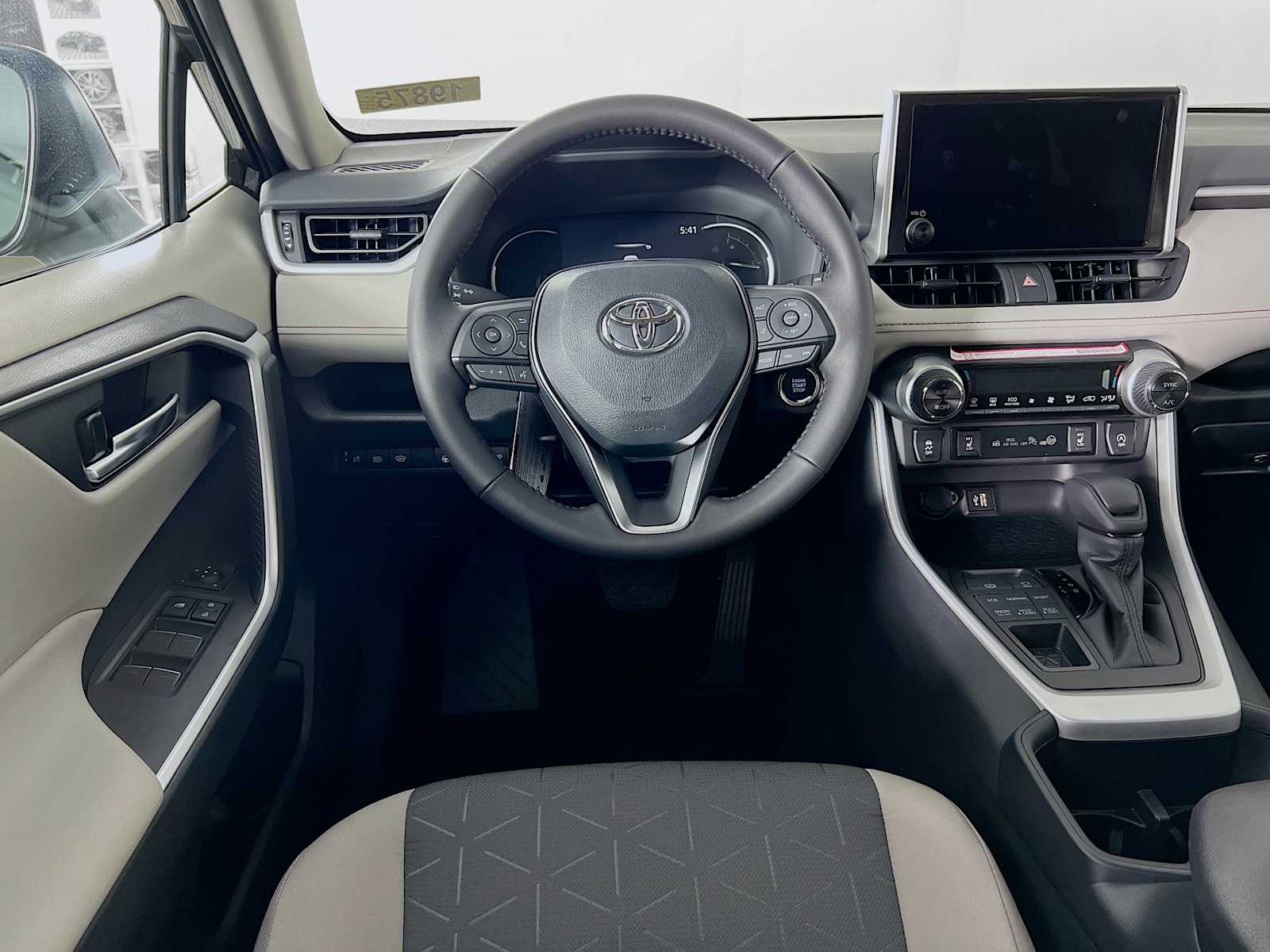 2025 Toyota RAV4 XLE - Photo 15