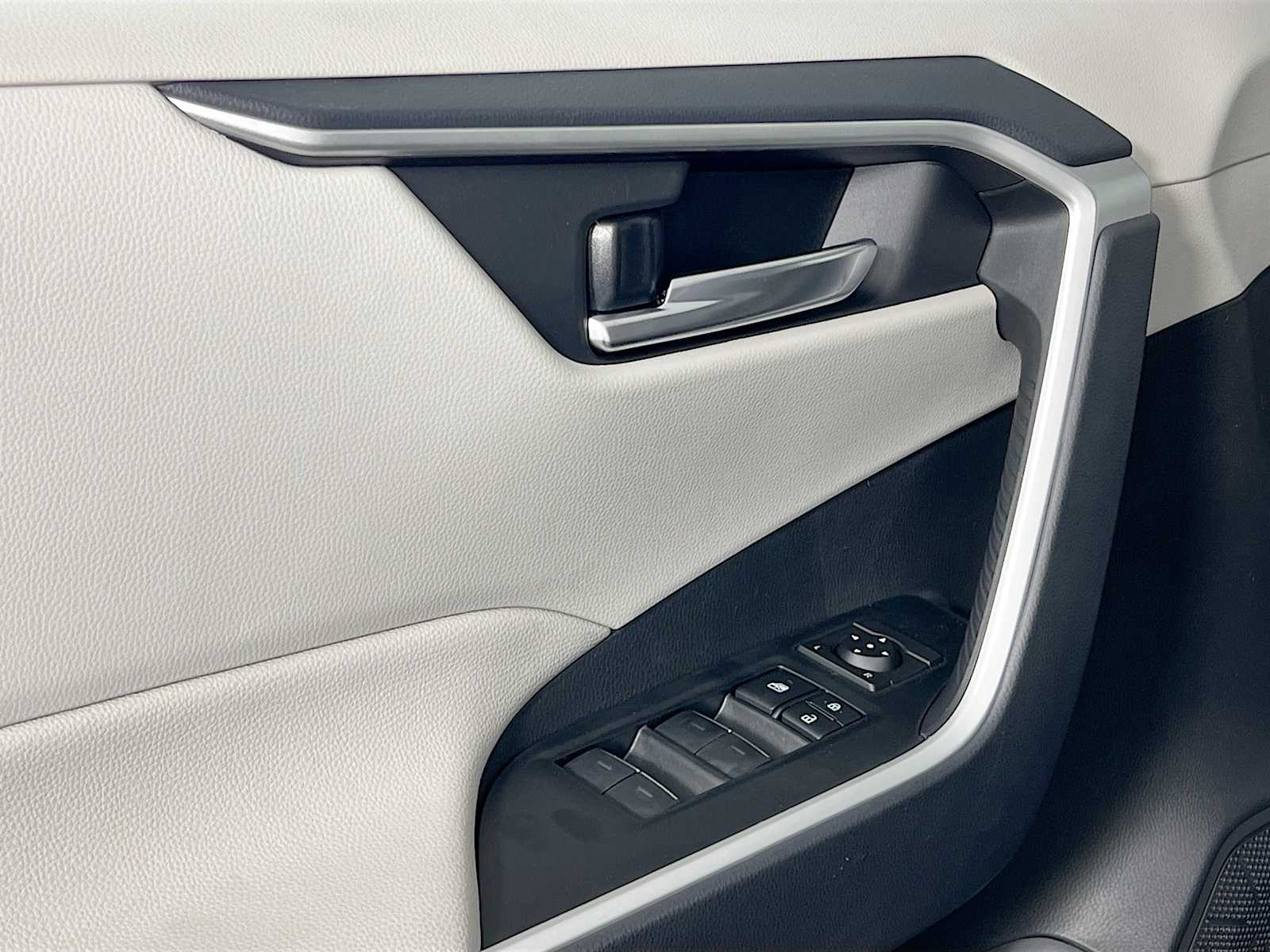 2025 Toyota RAV4 XLE - Photo 16