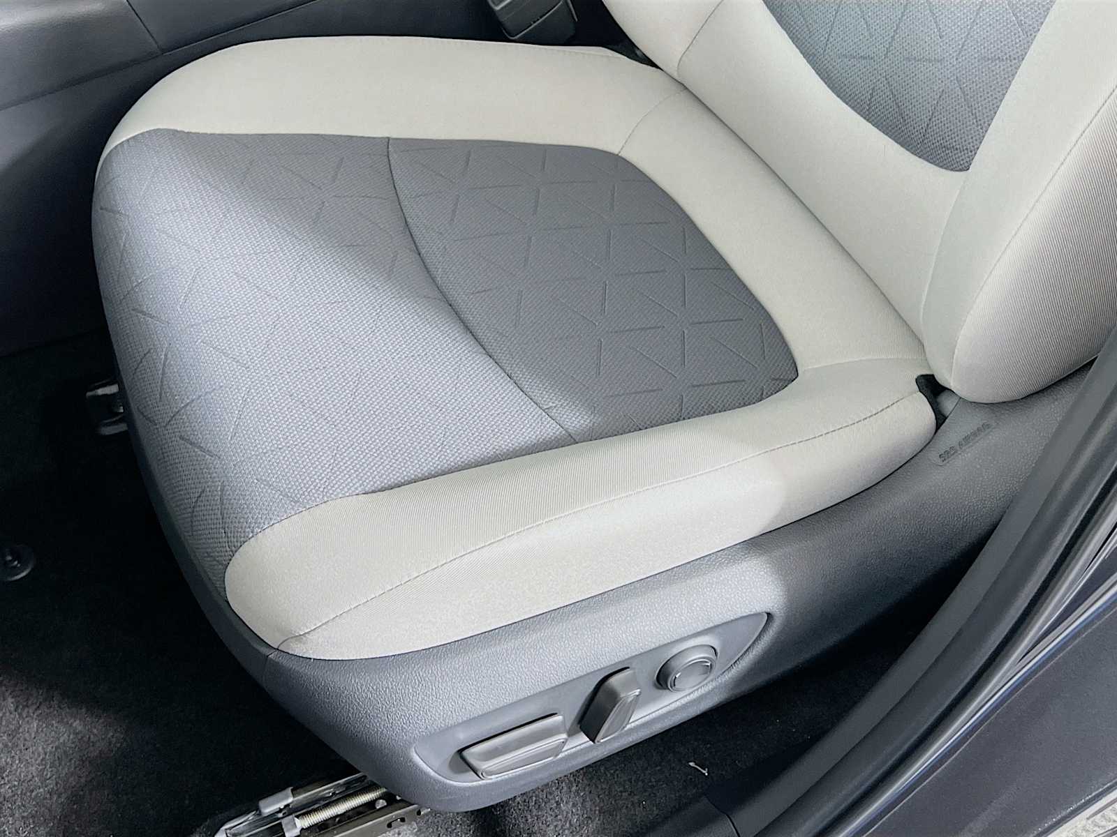 2025 Toyota RAV4 XLE - Photo 17