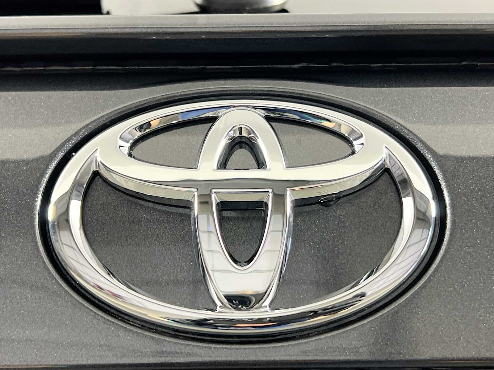 2025 Toyota RAV4 XLE - Photo 18