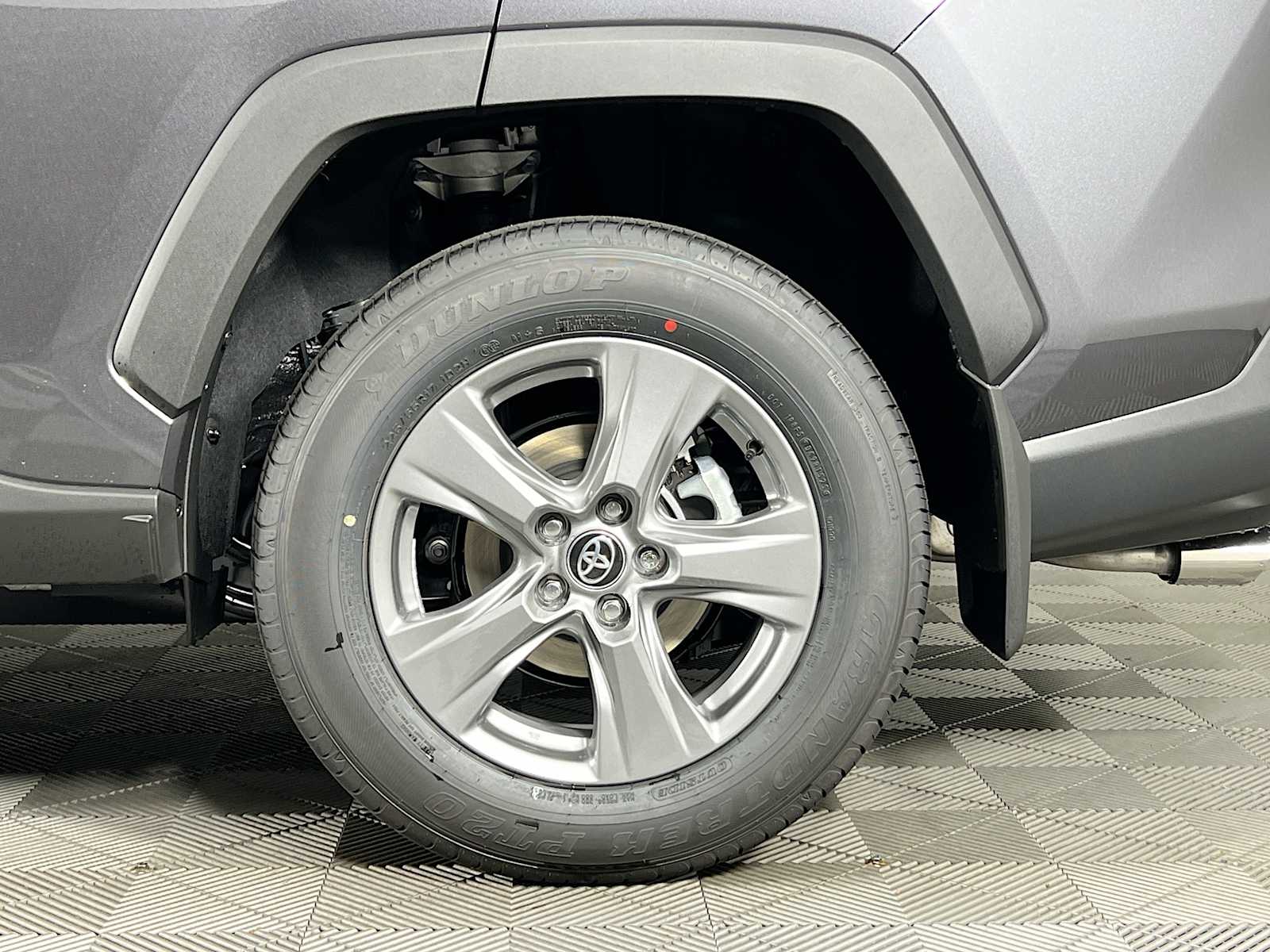 2025 Toyota RAV4 XLE - Photo 19