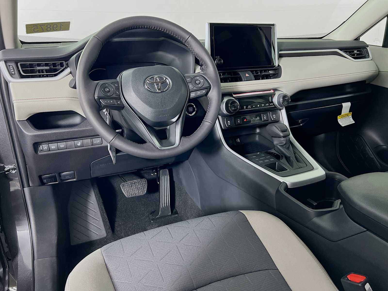 2025 Toyota RAV4 XLE - Photo 6