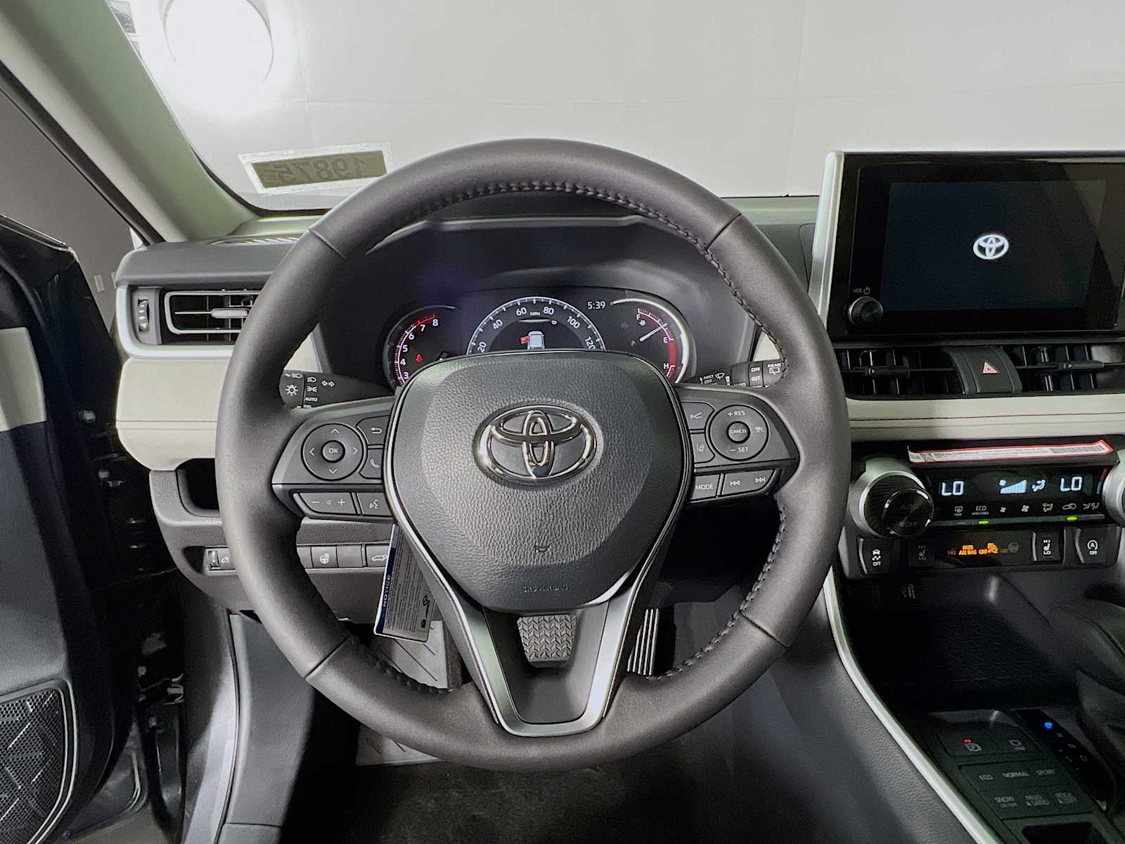 2025 Toyota RAV4 XLE - Photo 7