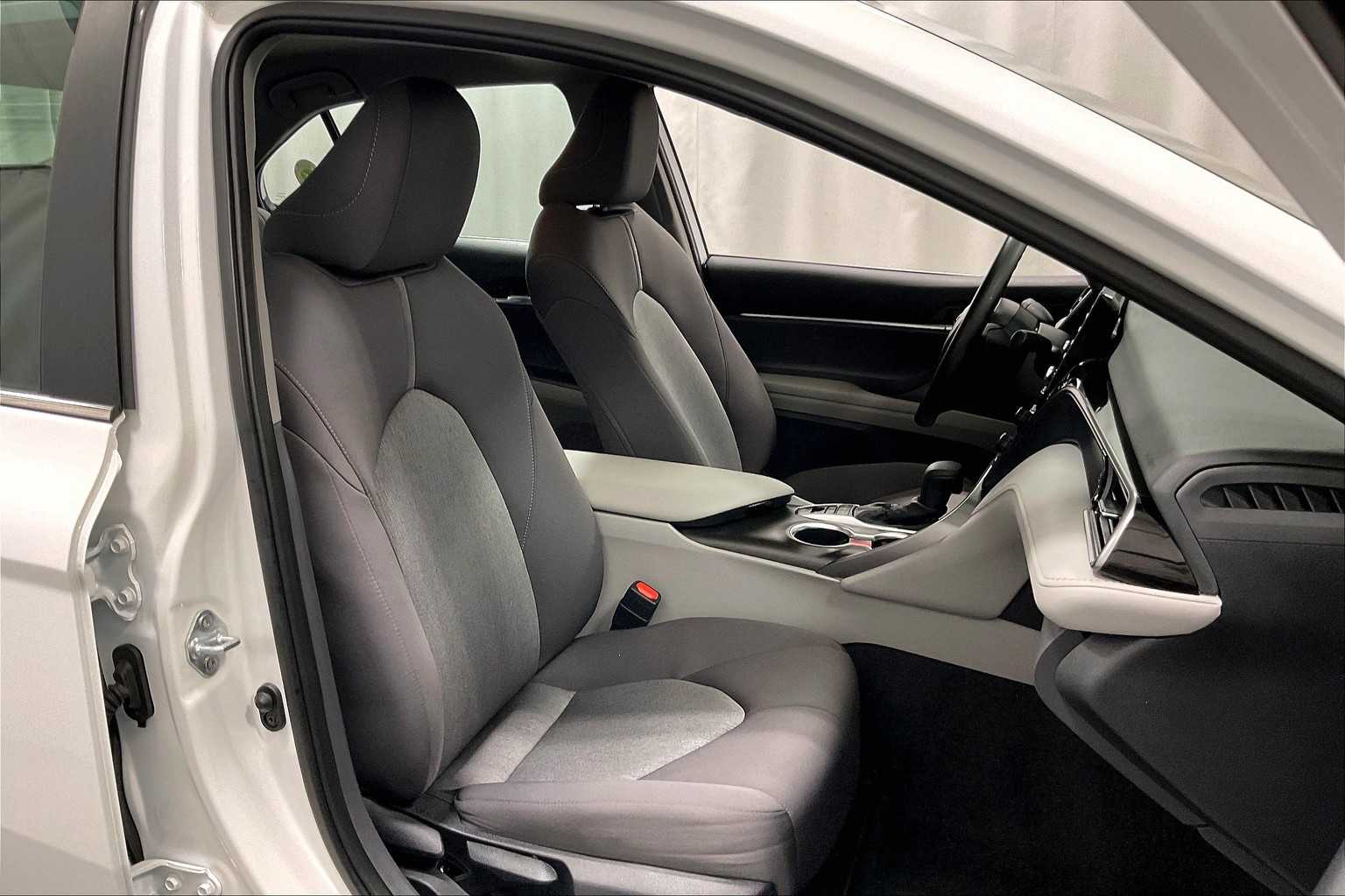 2024 Toyota Camry Hybrid LE - Photo 11