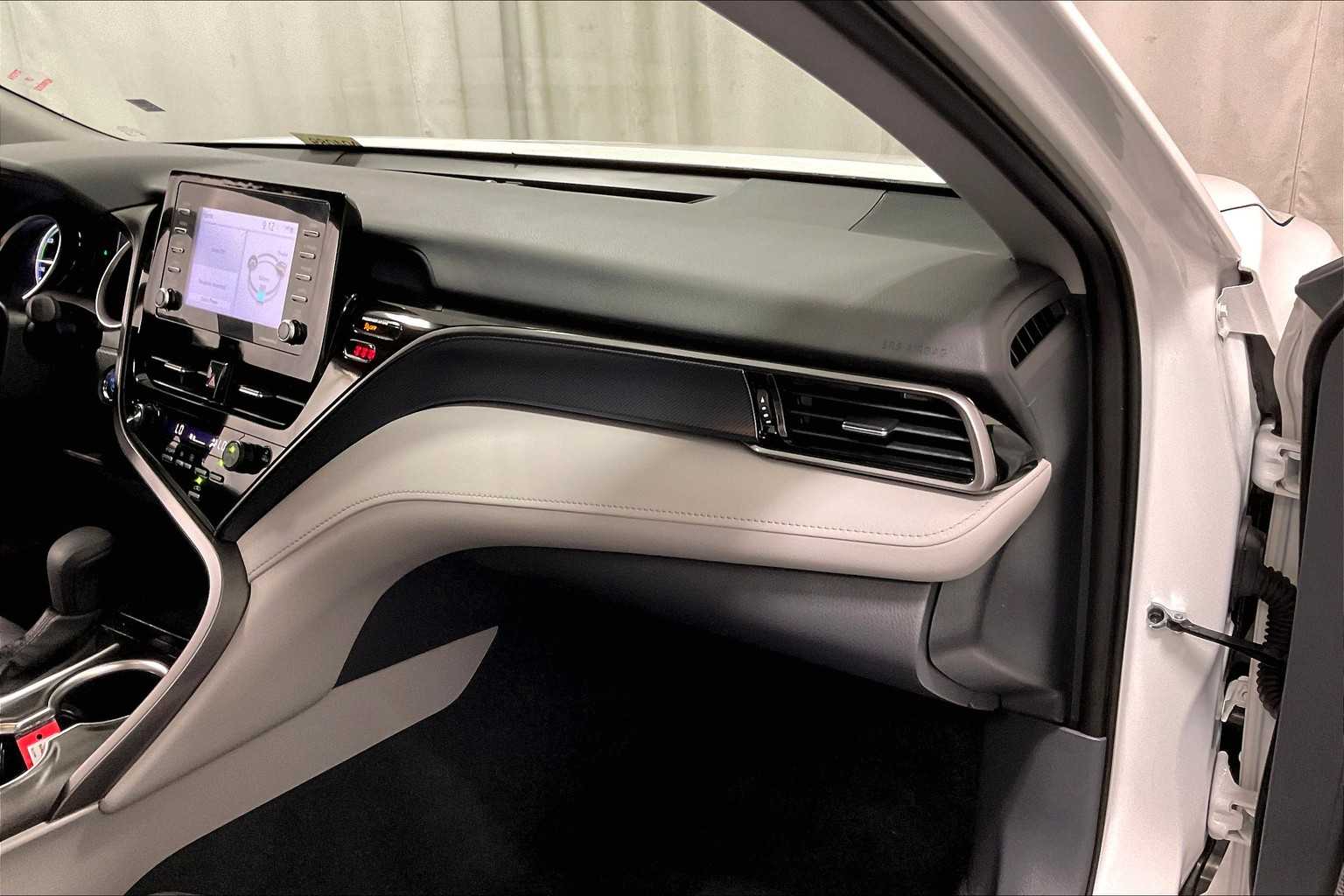 2024 Toyota Camry Hybrid LE - Photo 13