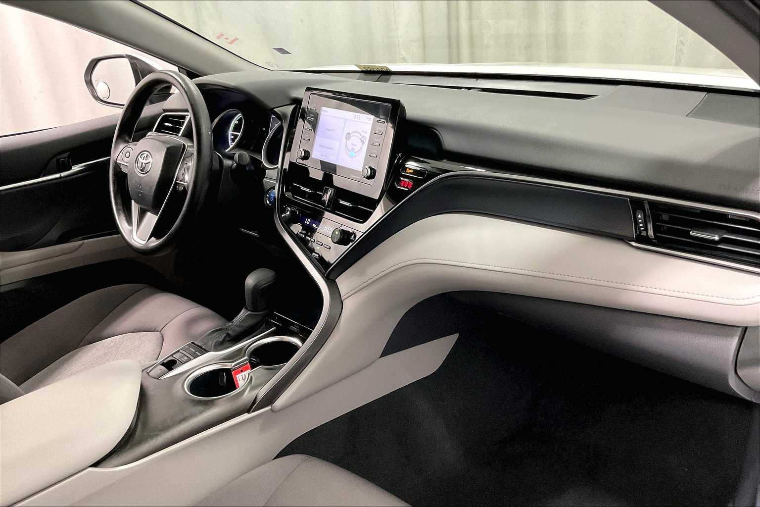 2024 Toyota Camry Hybrid LE - Photo 14