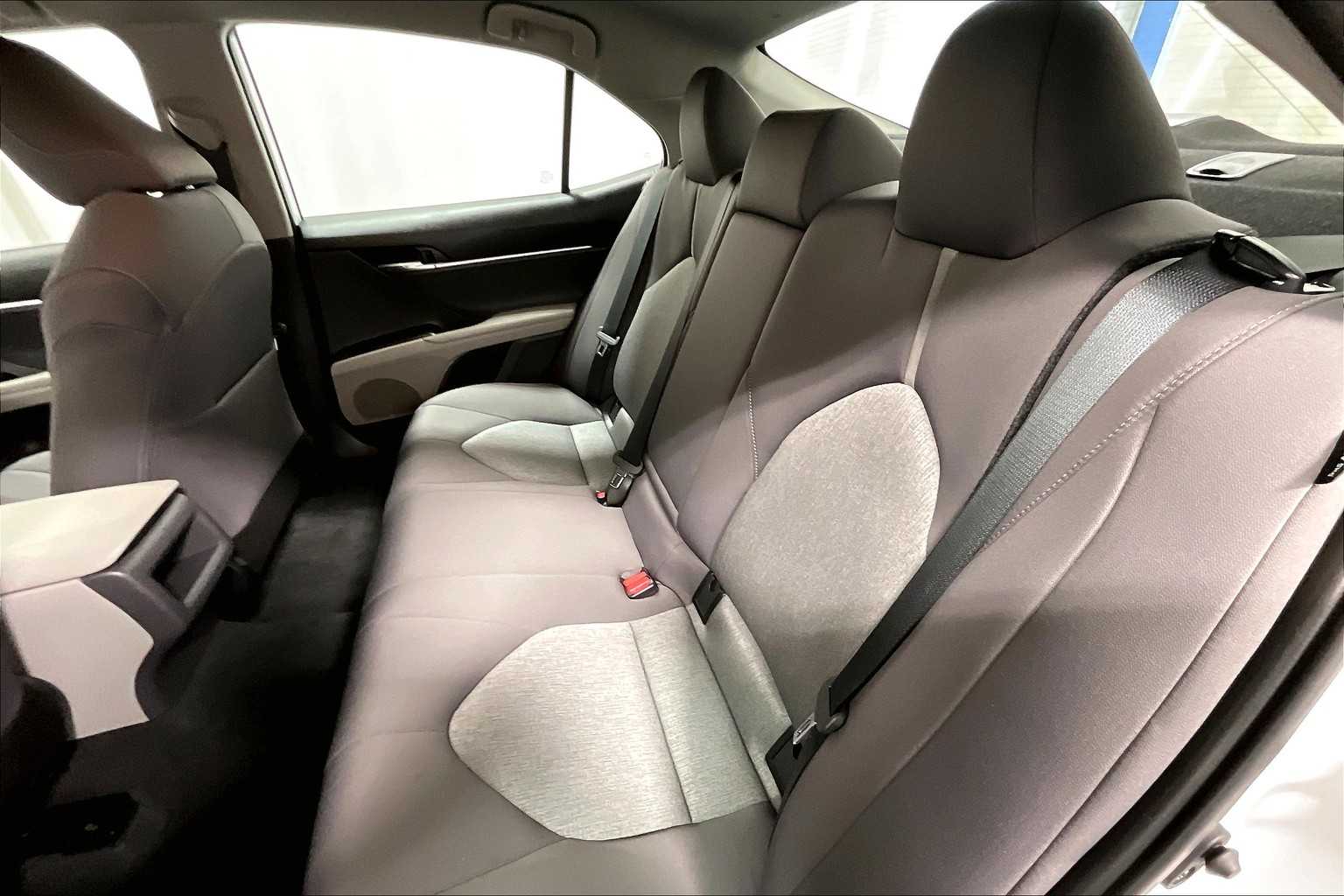 2024 Toyota Camry Hybrid LE - Photo 15