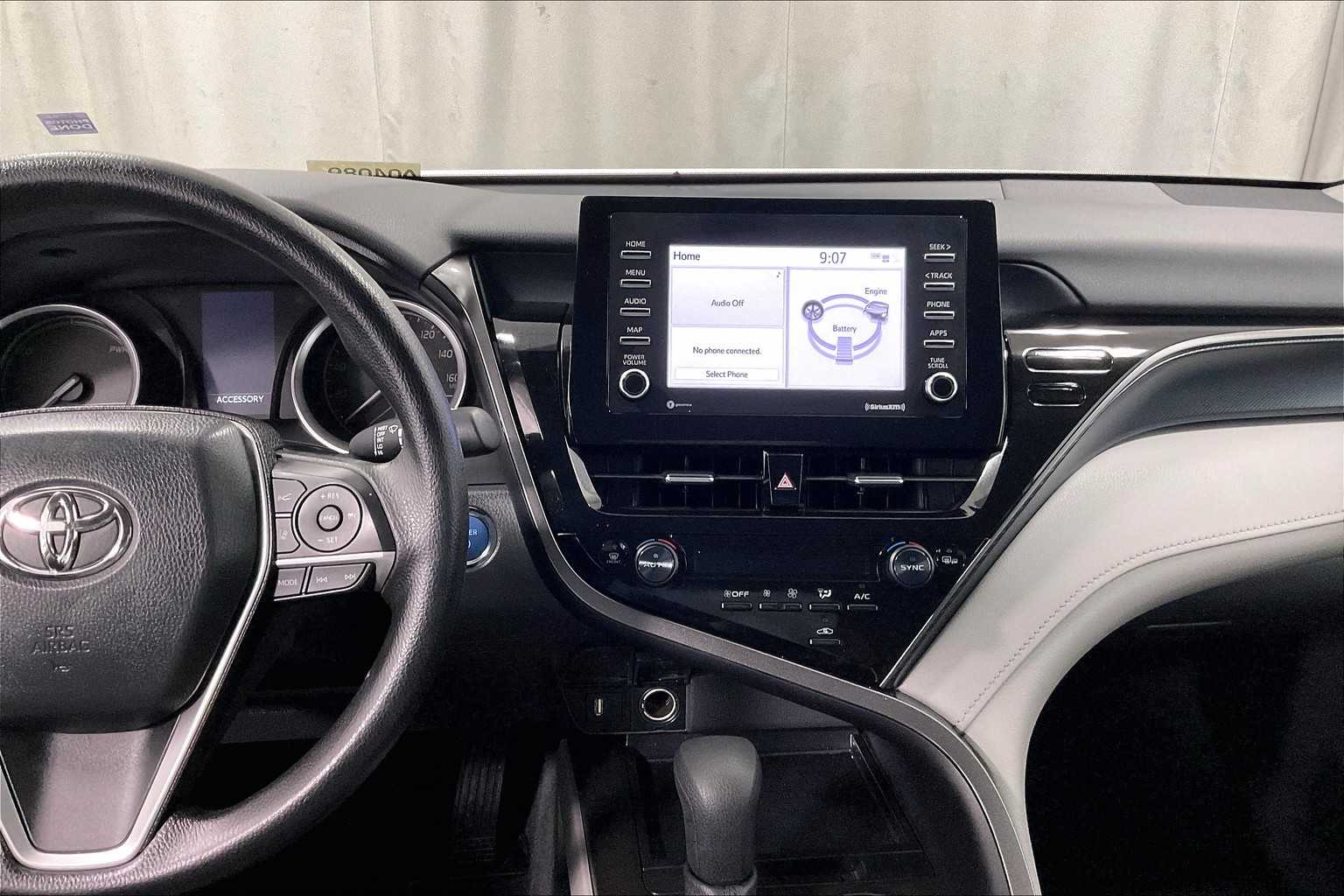 2024 Toyota Camry Hybrid LE - Photo 18