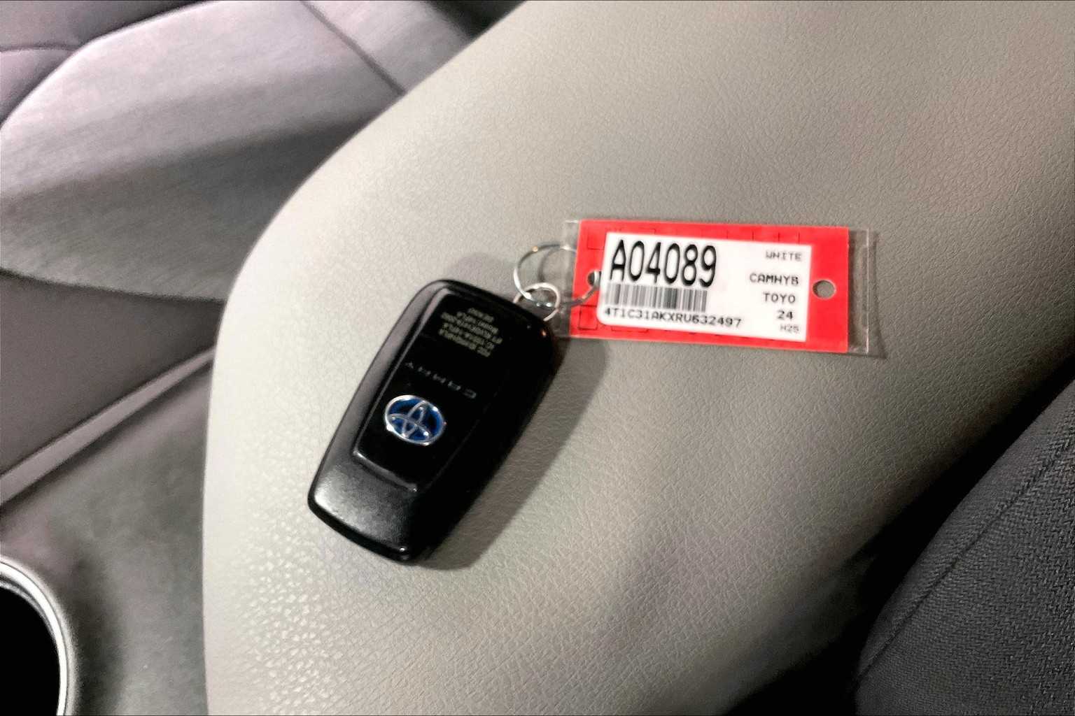 2024 Toyota Camry Hybrid LE - Photo 30