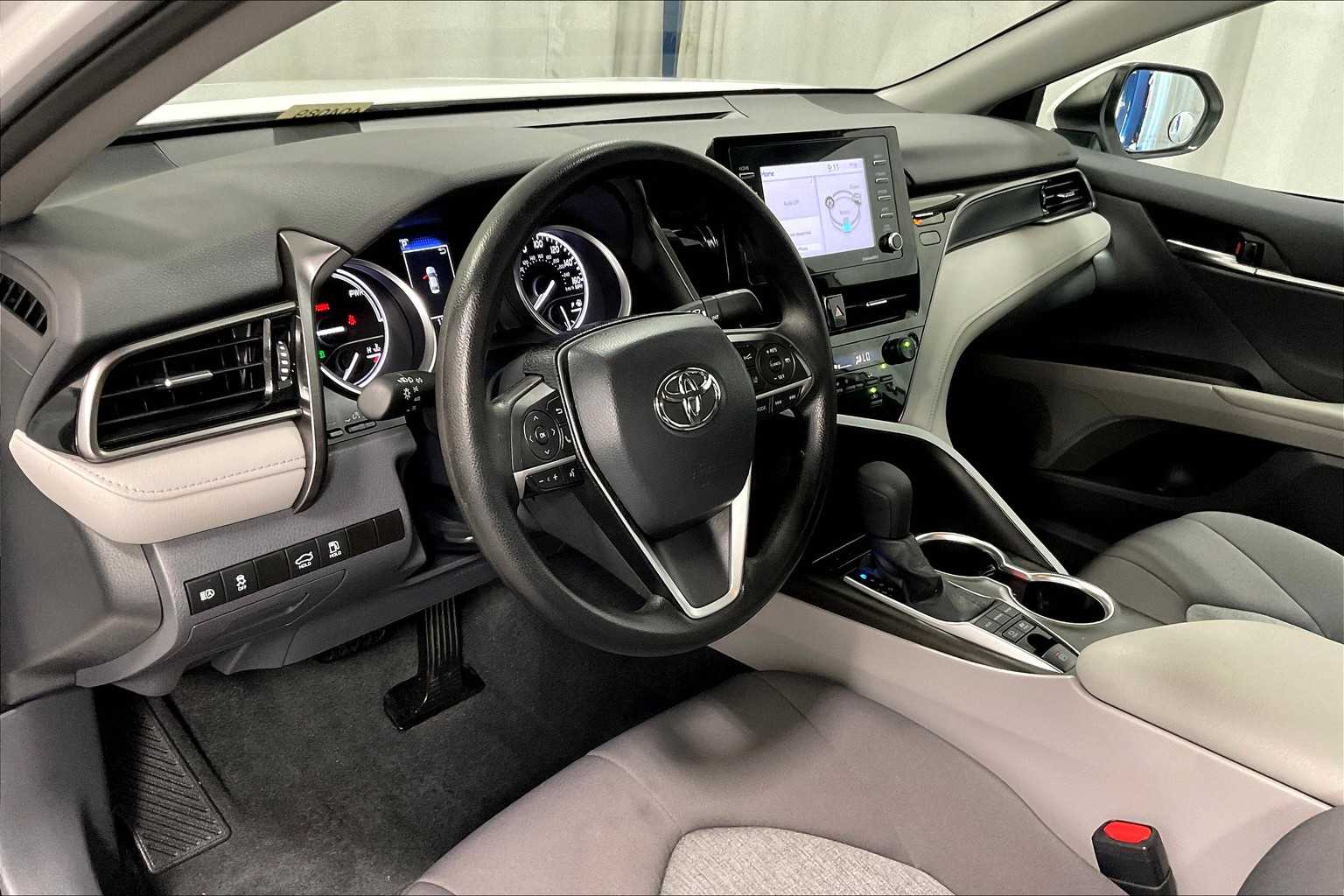 2024 Toyota Camry Hybrid LE - Photo 8