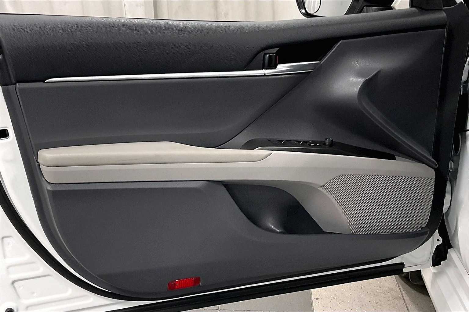 2024 Toyota Camry Hybrid LE - Photo 9