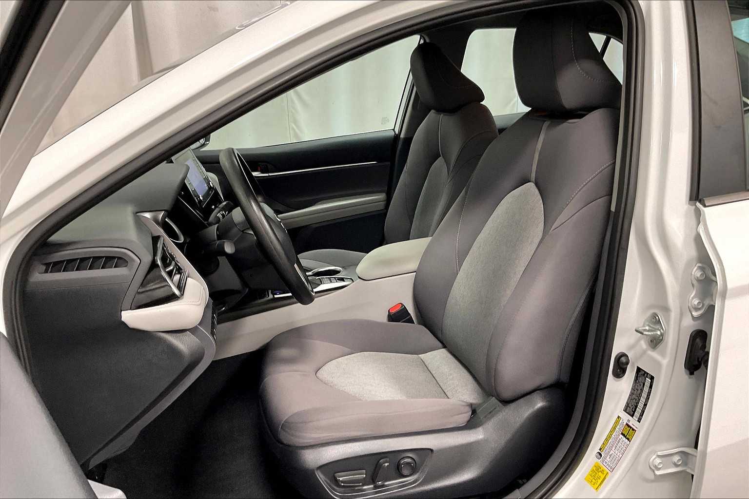2024 Toyota Camry Hybrid LE - Photo 10