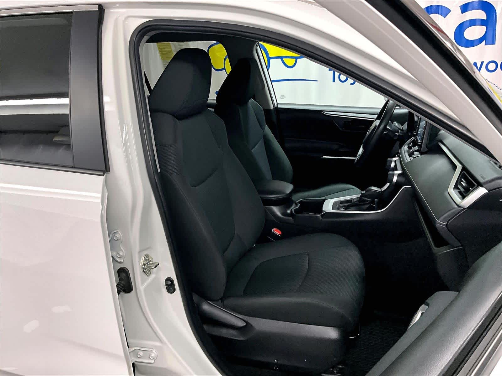 2022 Toyota RAV4 LE - Photo 11