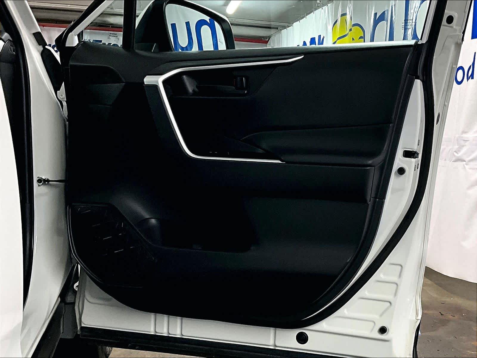 2022 Toyota RAV4 LE - Photo 12