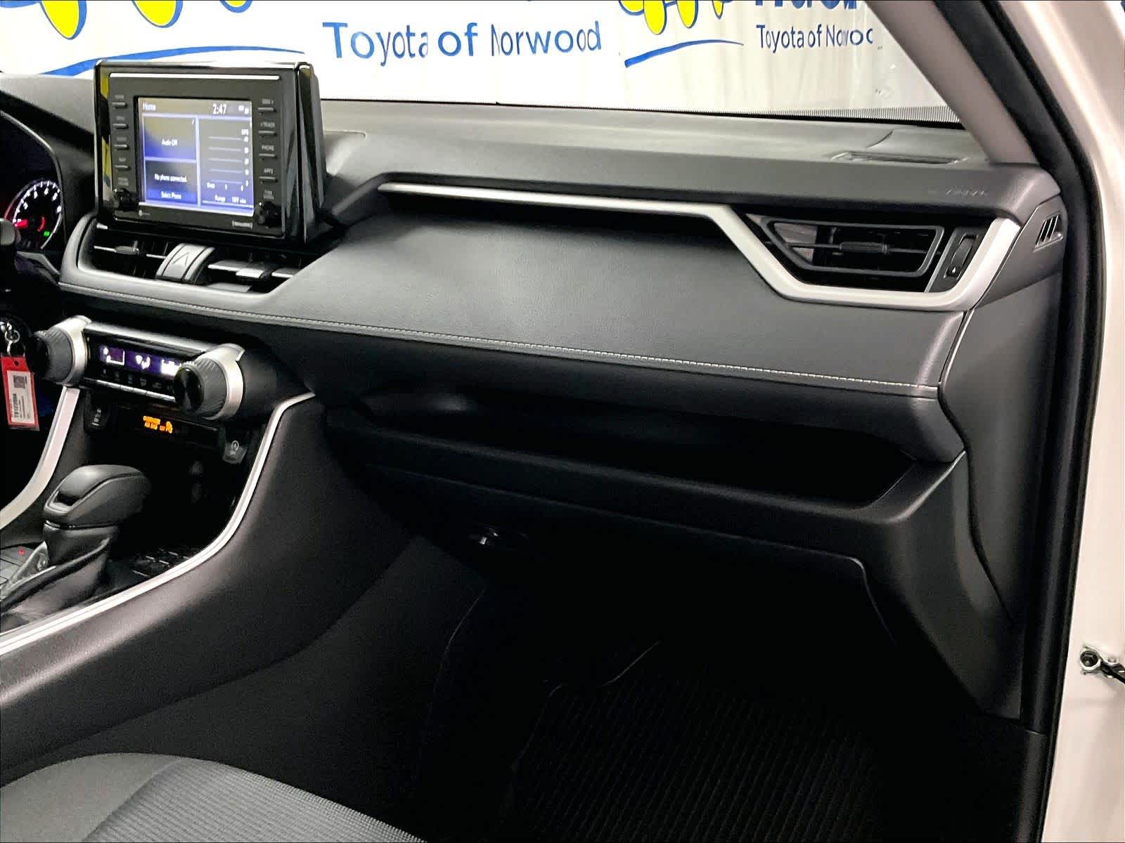 2022 Toyota RAV4 LE - Photo 13