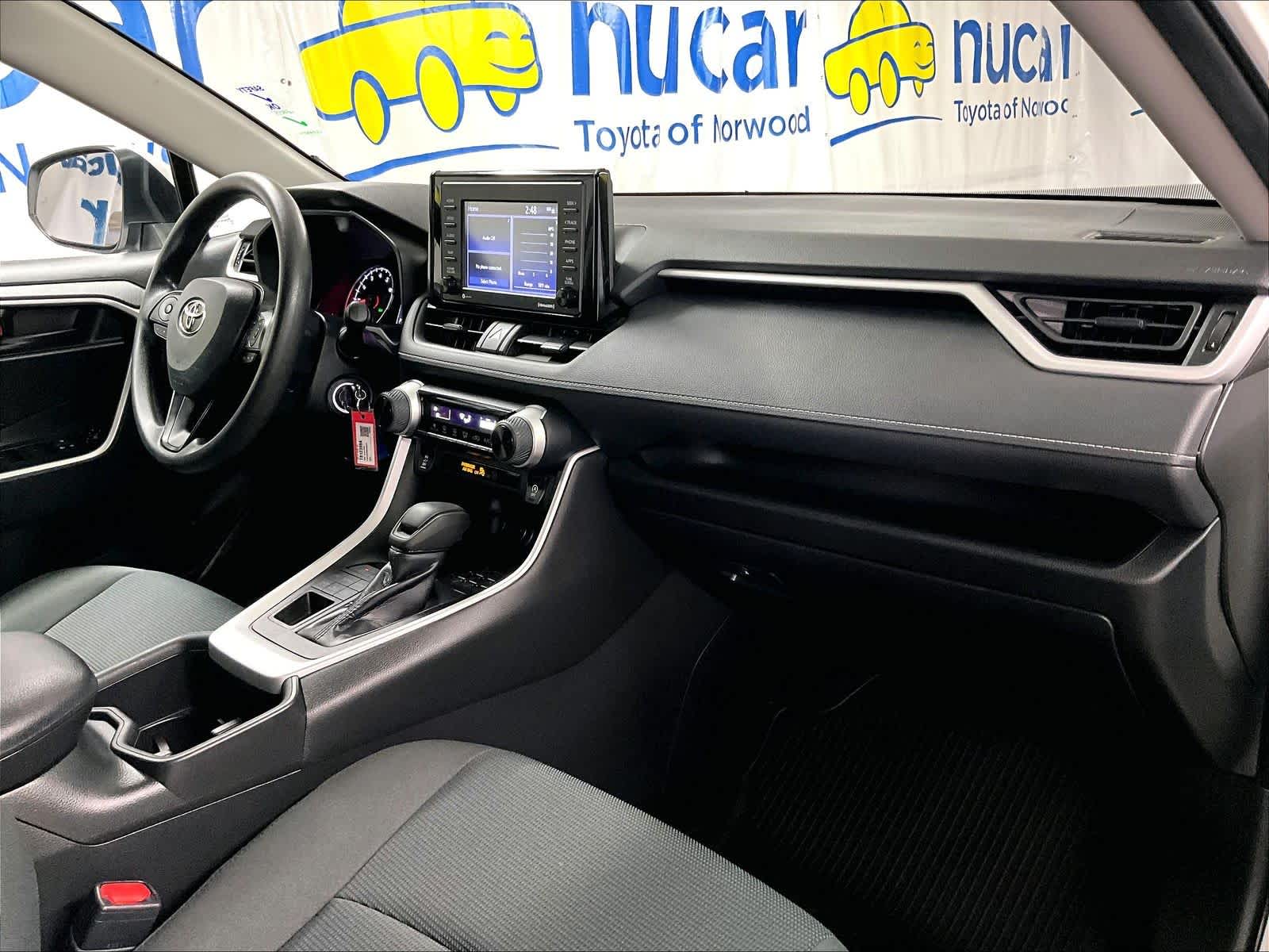 2022 Toyota RAV4 LE - Photo 14