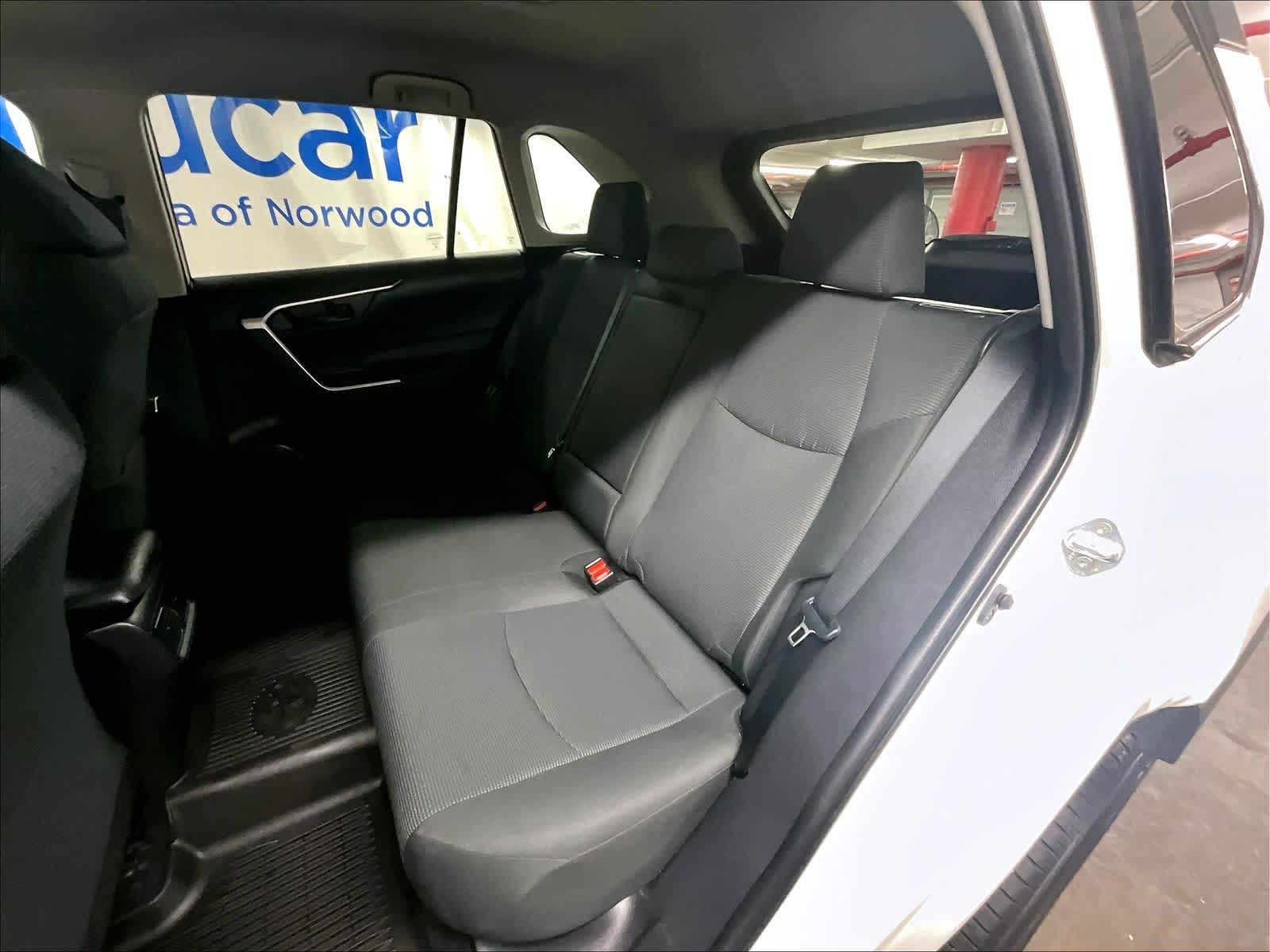 2022 Toyota RAV4 LE - Photo 15