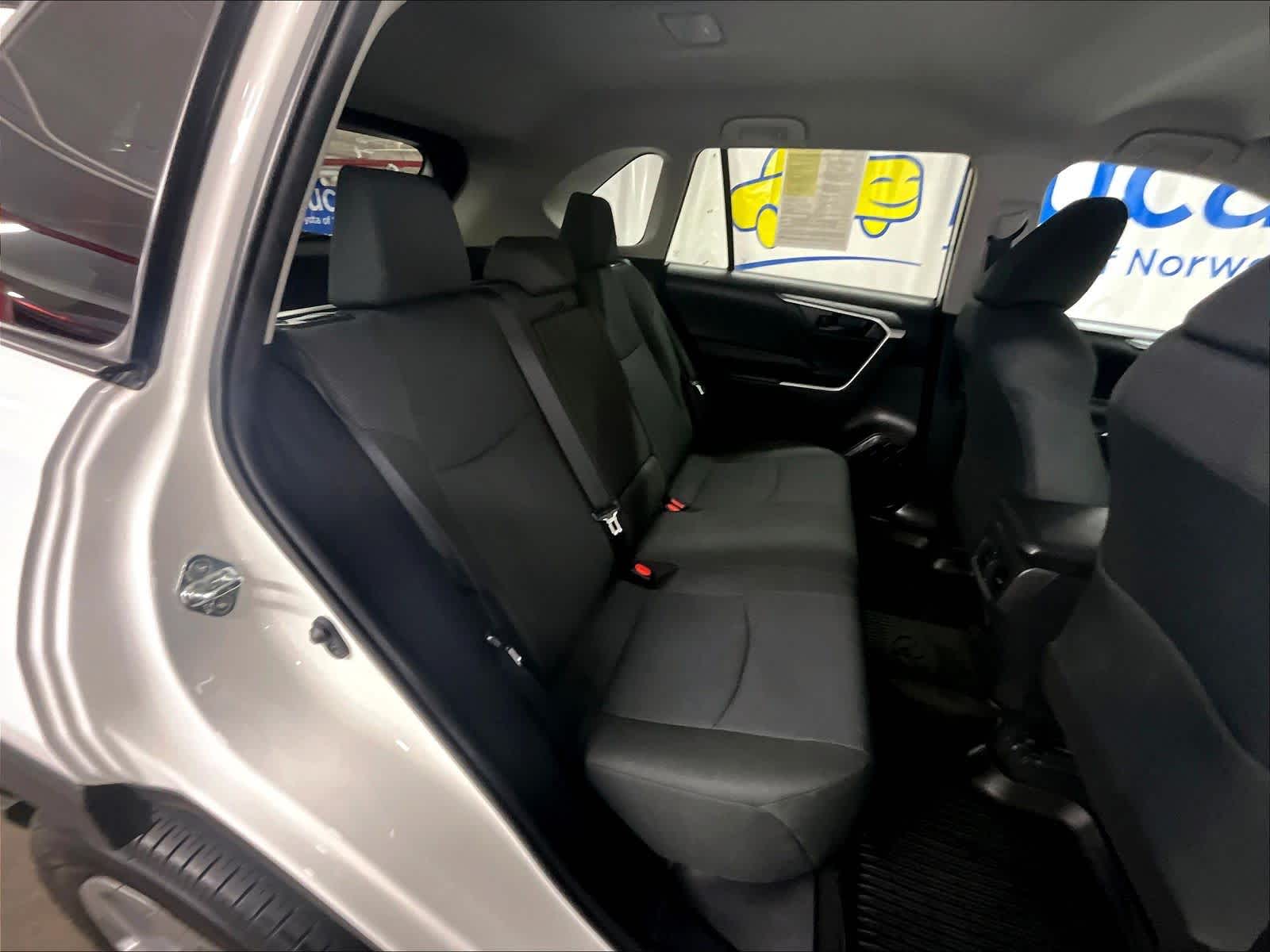 2022 Toyota RAV4 LE - Photo 16