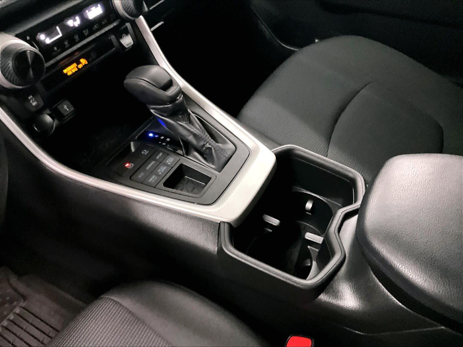 2022 Toyota RAV4 LE - Photo 20