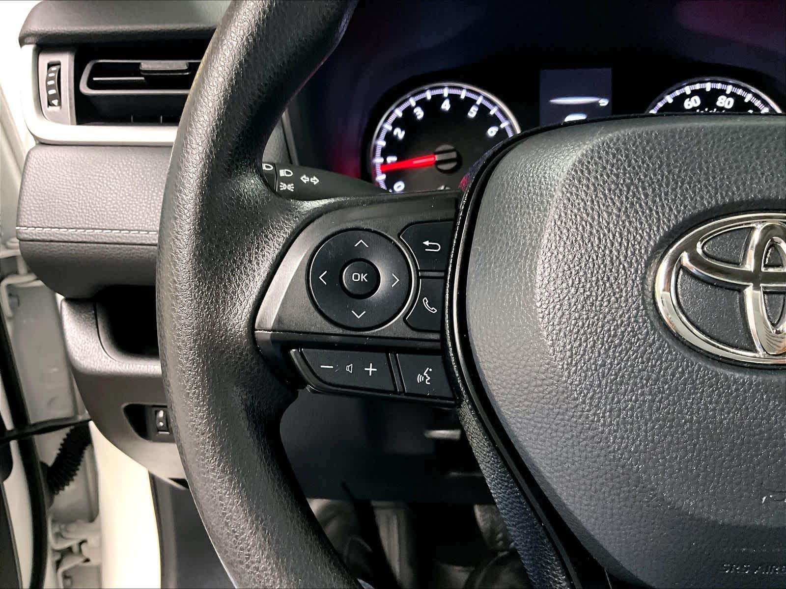 2022 Toyota RAV4 LE - Photo 22