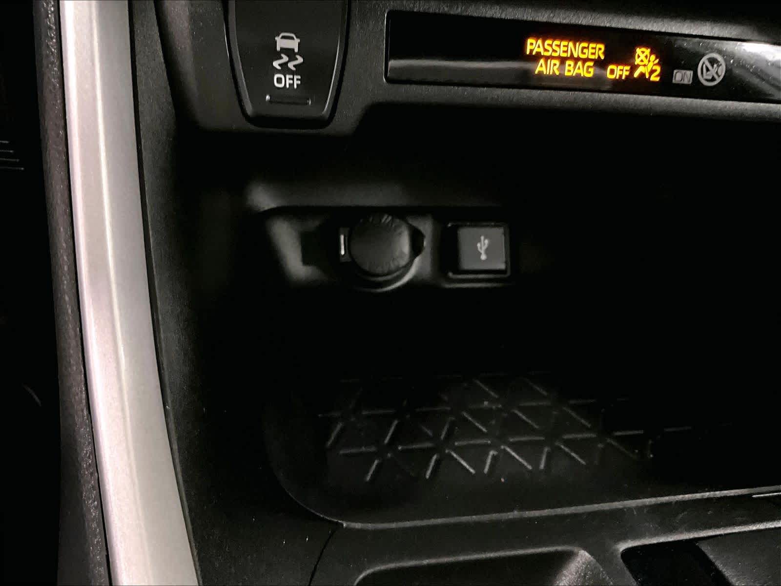 2022 Toyota RAV4 LE - Photo 26