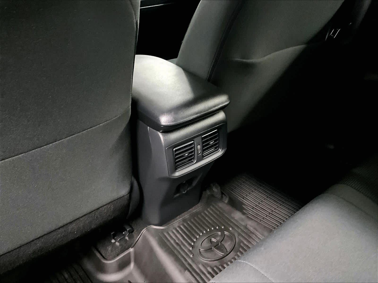 2022 Toyota RAV4 LE - Photo 27