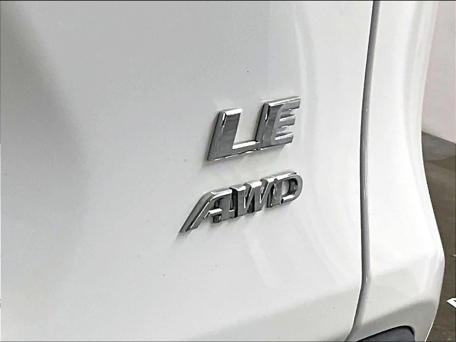 2022 Toyota RAV4 LE - Photo 28