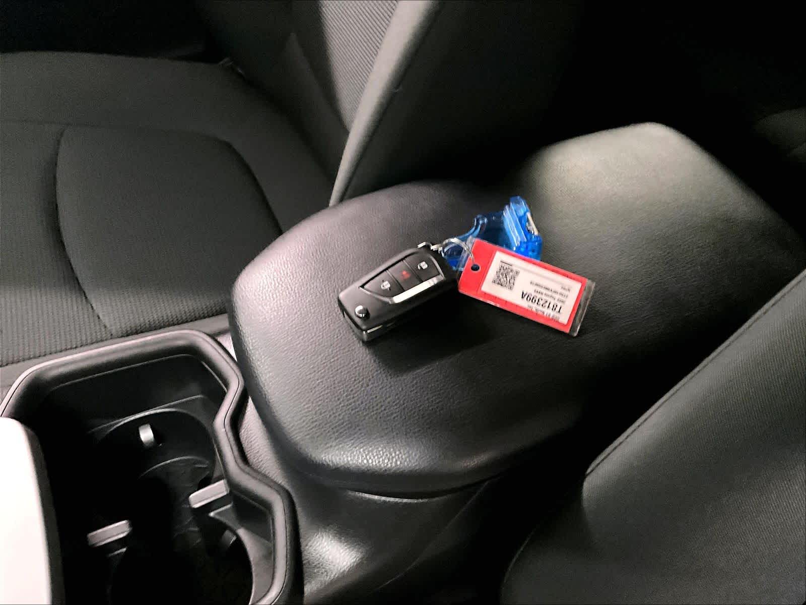 2022 Toyota RAV4 LE - Photo 30