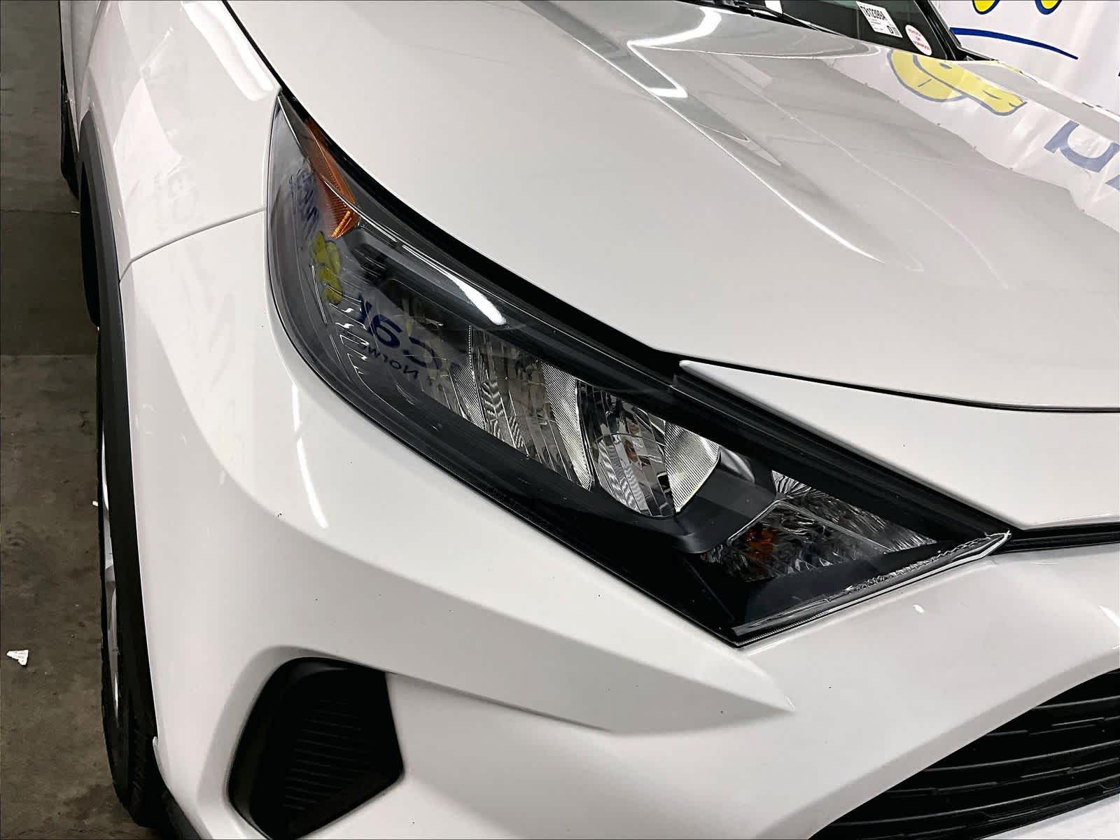 2022 Toyota RAV4 LE - Photo 32