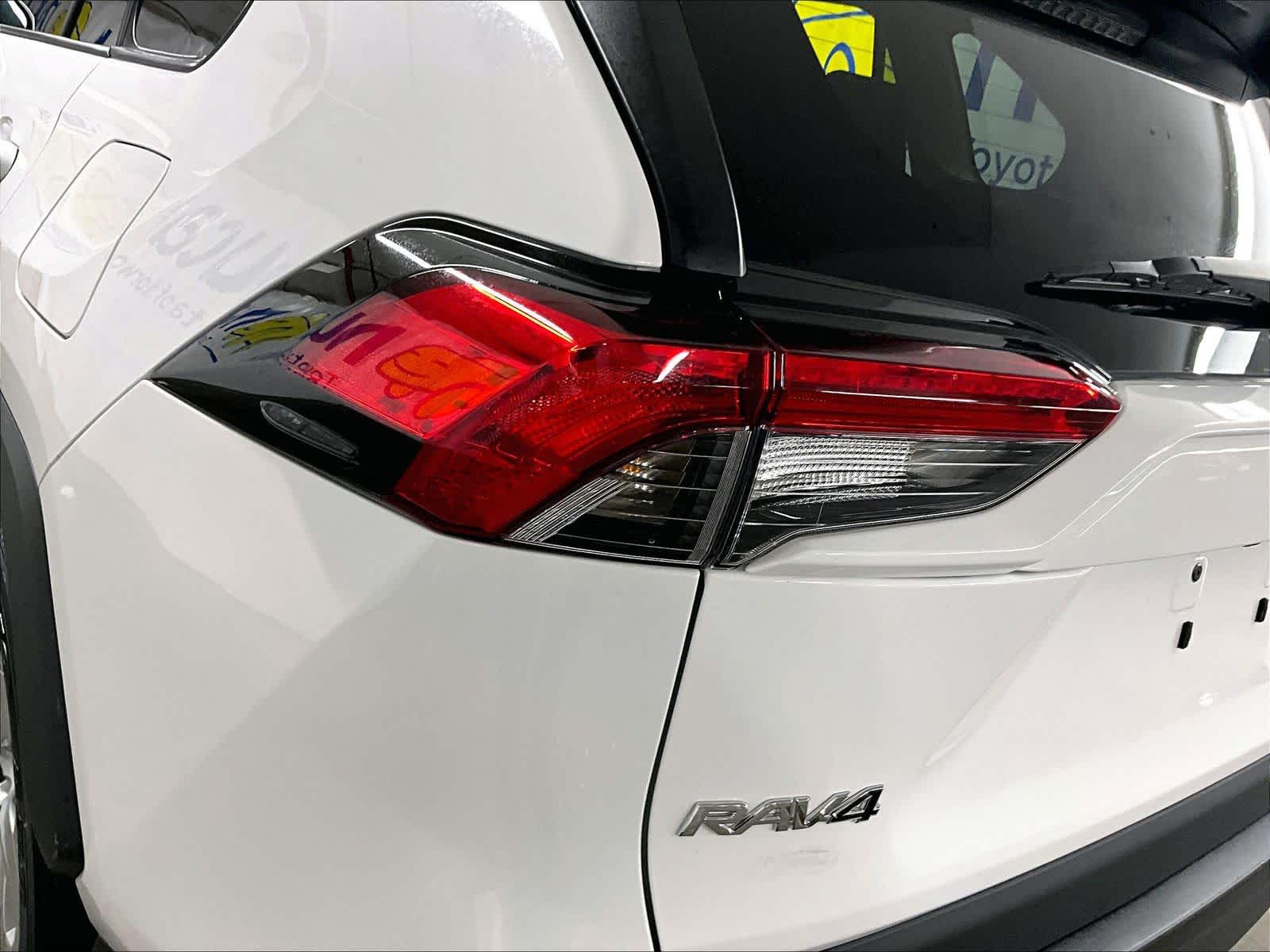 2022 Toyota RAV4 LE - Photo 33