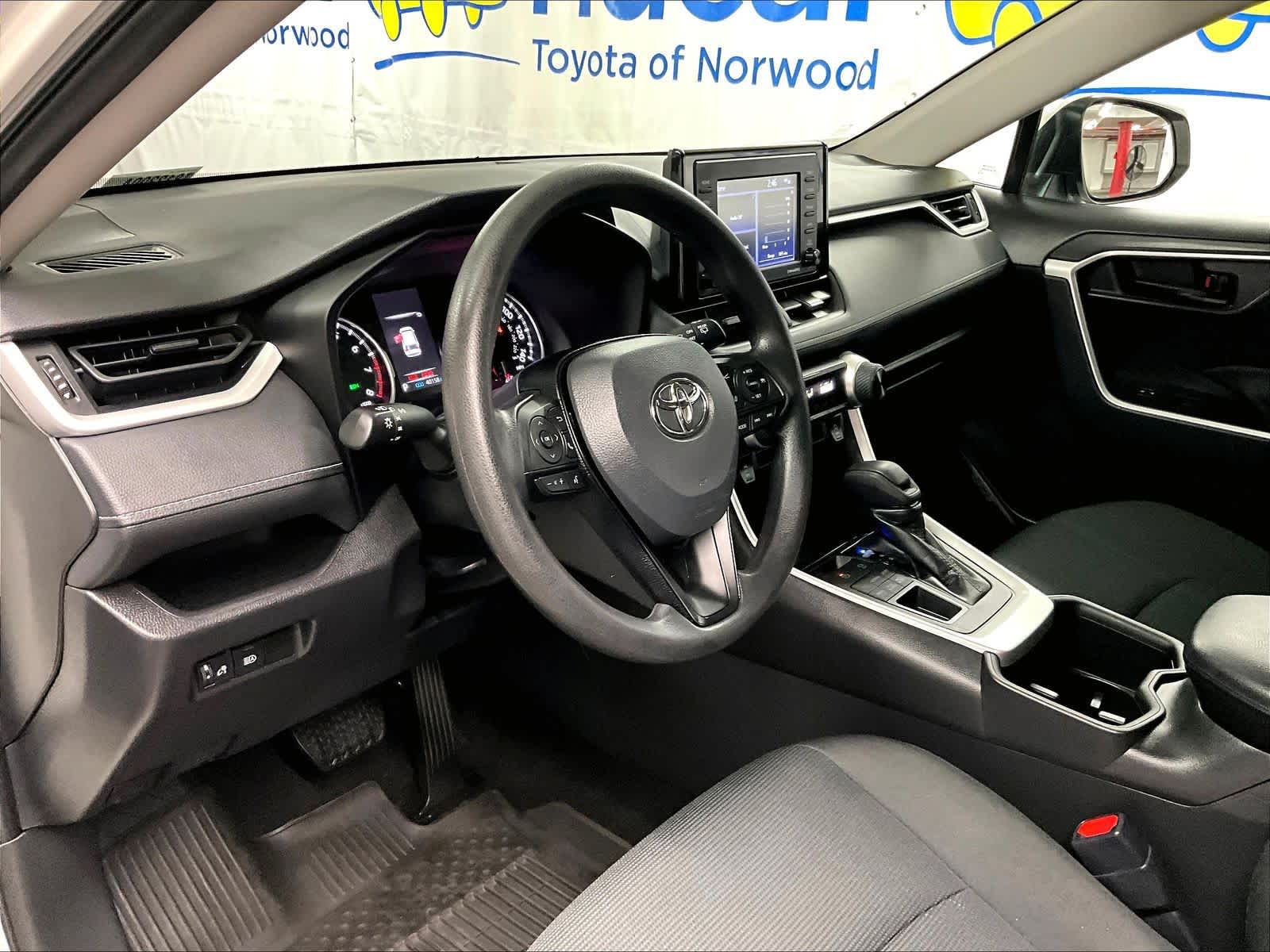 2022 Toyota RAV4 LE - Photo 8