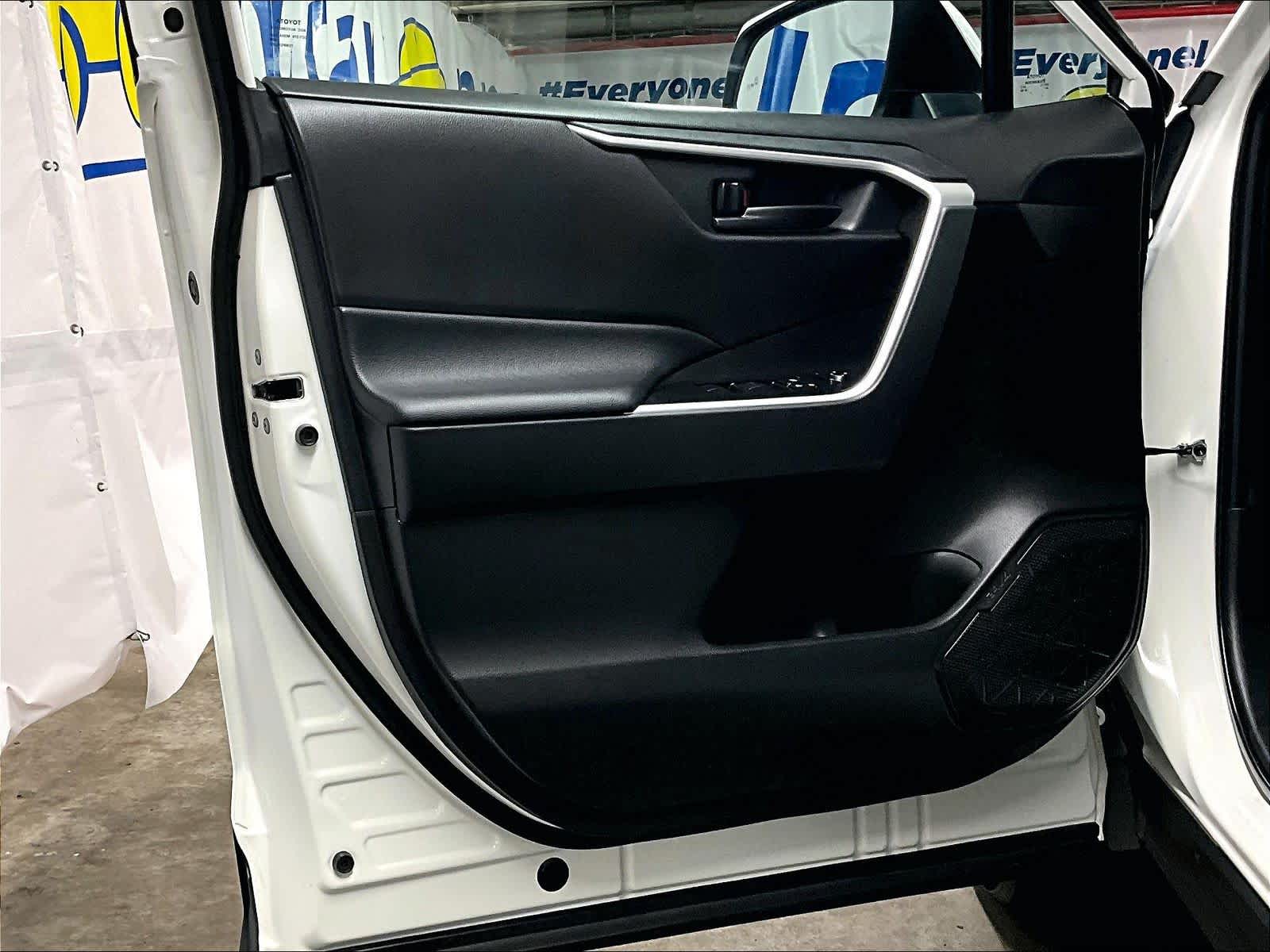 2022 Toyota RAV4 LE - Photo 9