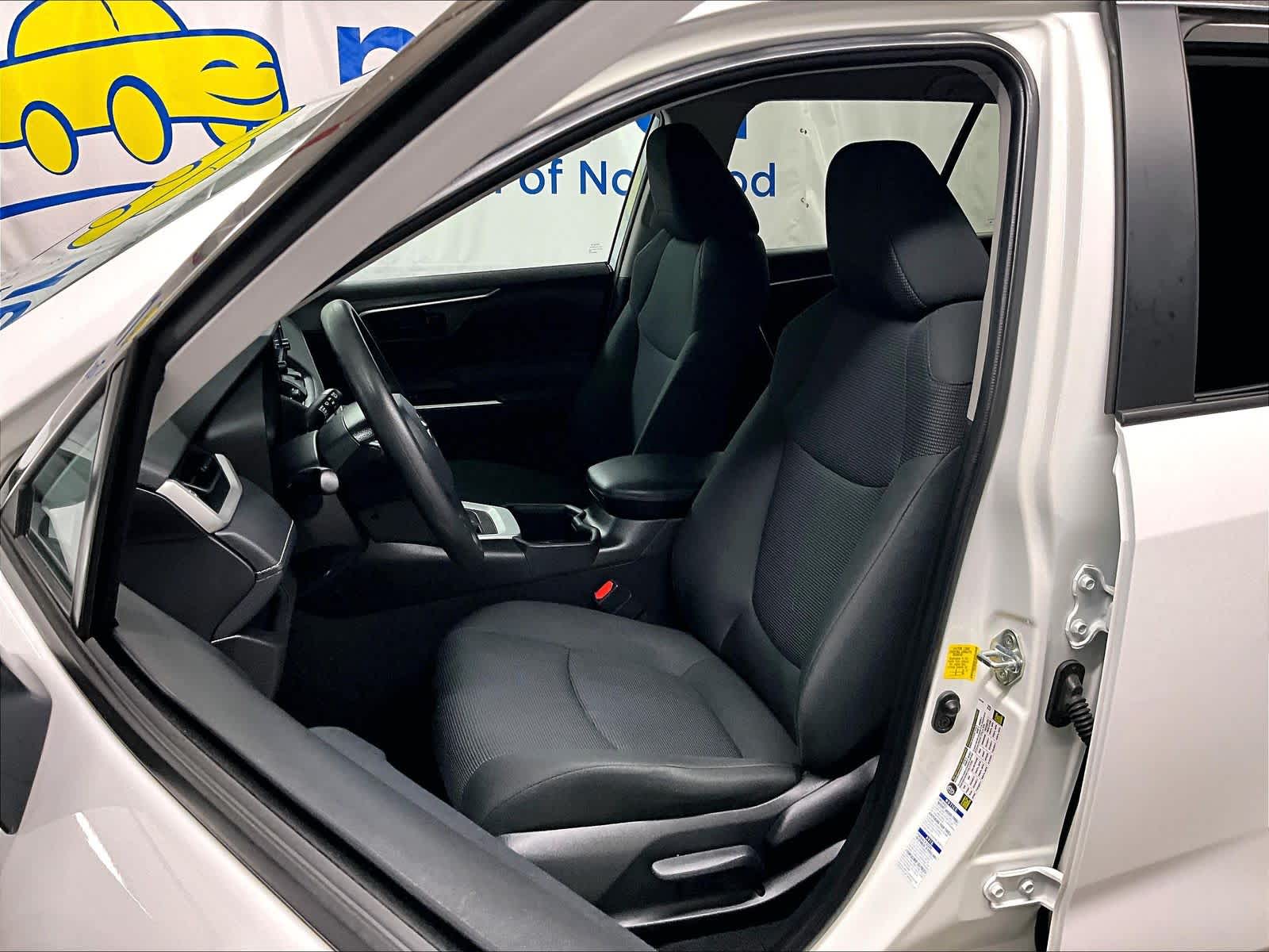 2022 Toyota RAV4 LE - Photo 10