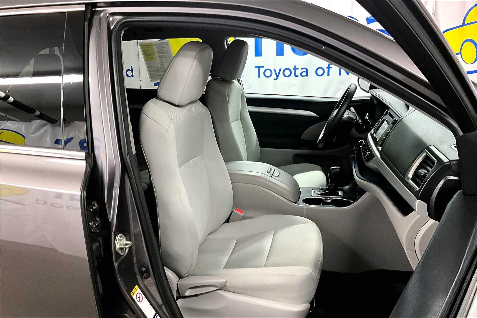 2018 Toyota Highlander LE - Photo 11