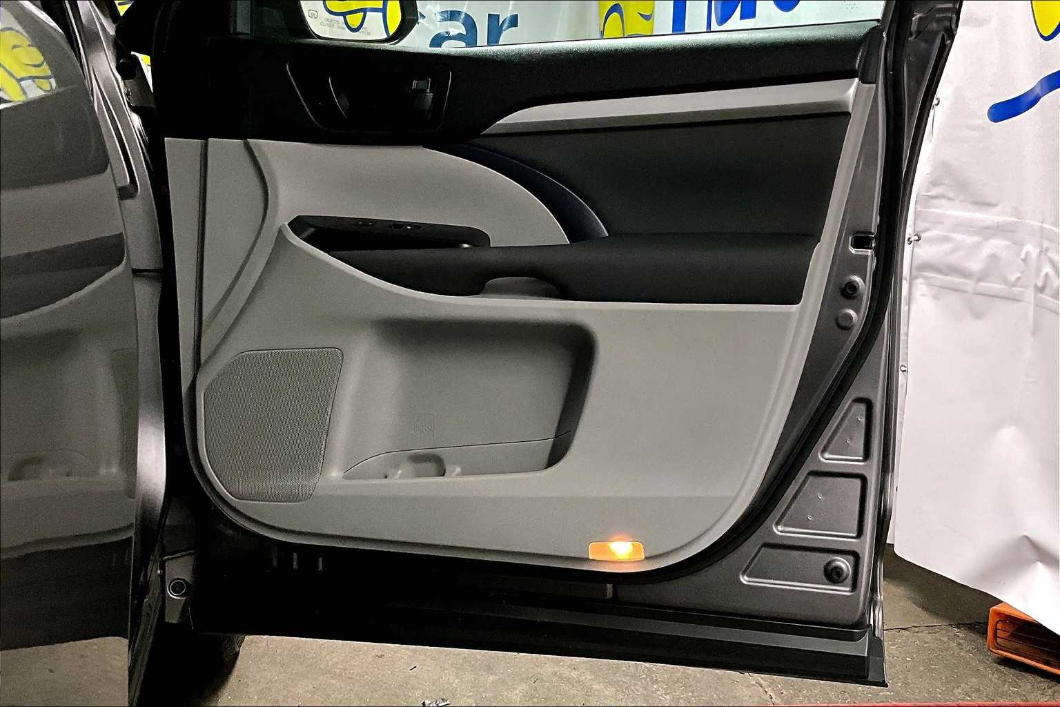 2018 Toyota Highlander LE - Photo 12