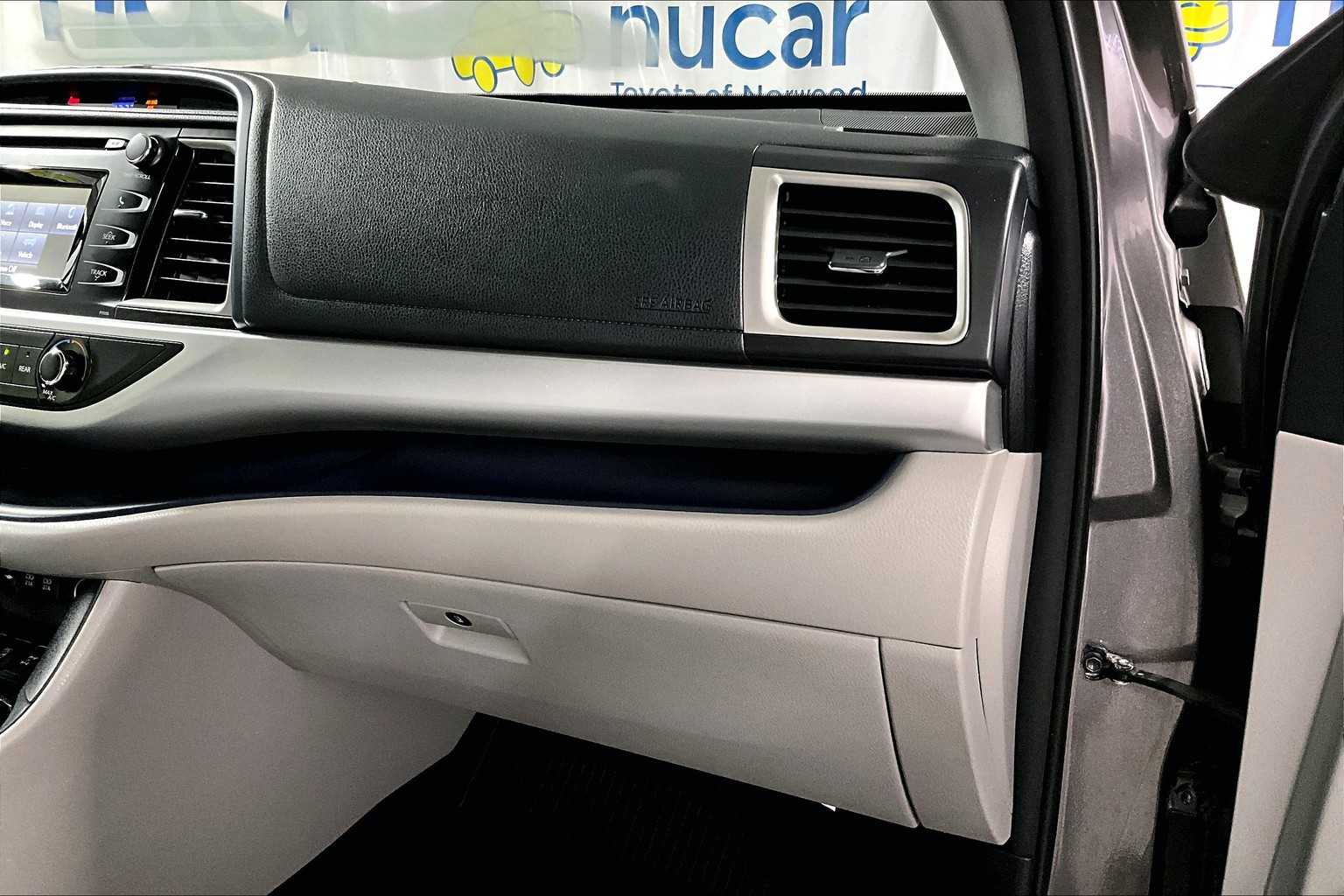 2018 Toyota Highlander LE - Photo 13