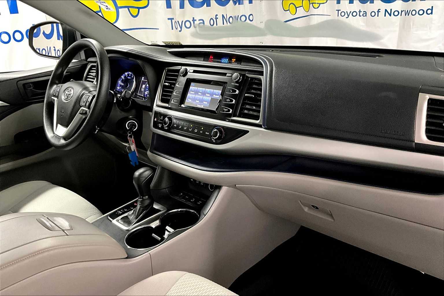 2018 Toyota Highlander LE - Photo 14