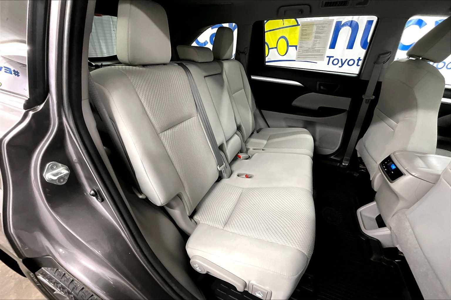 2018 Toyota Highlander LE - Photo 16