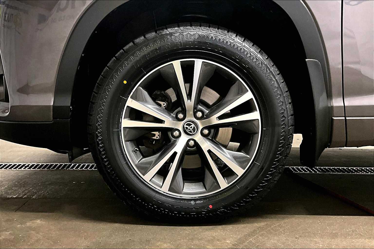 2018 Toyota Highlander LE - Photo 7
