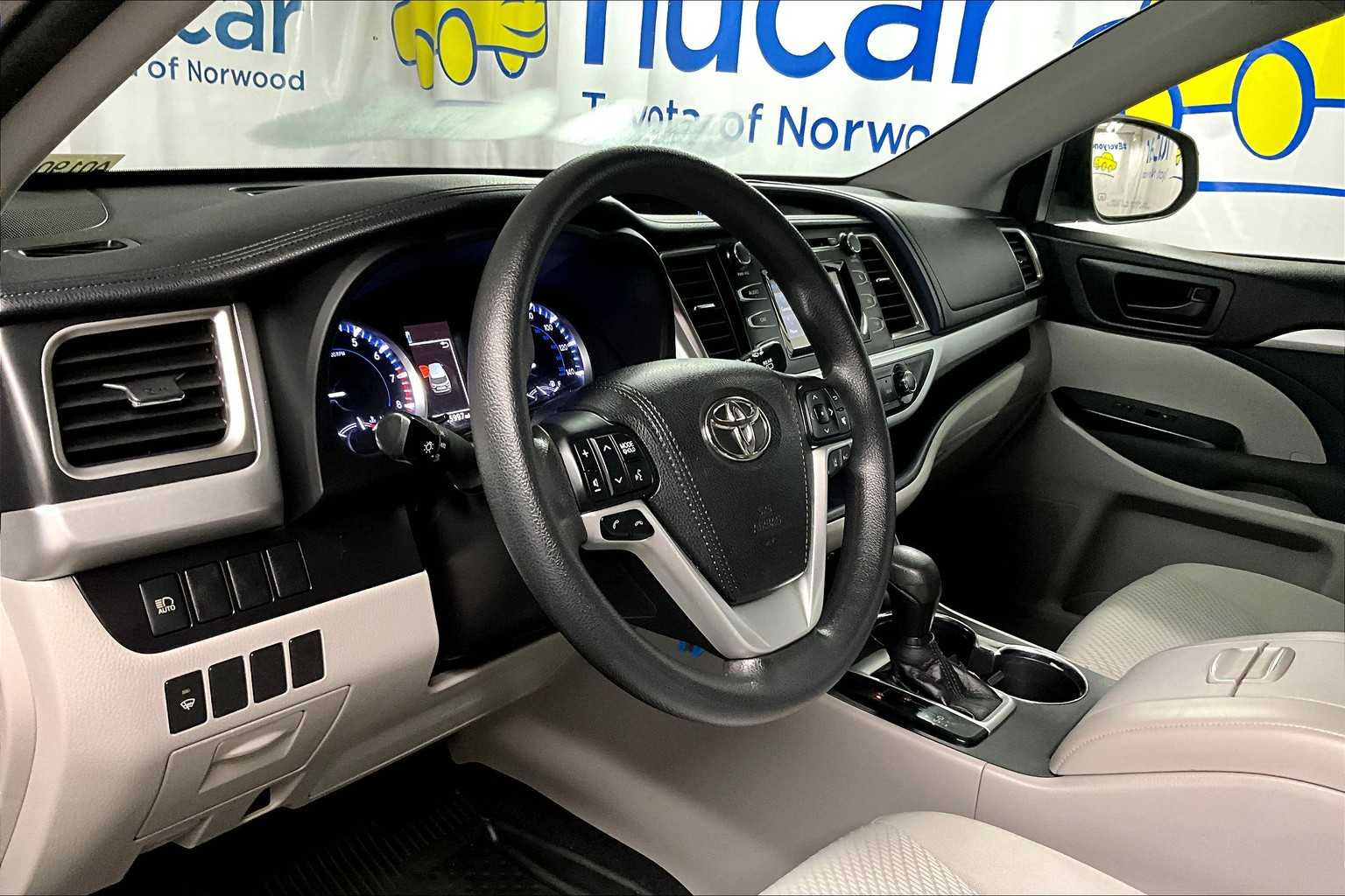 2018 Toyota Highlander LE - Photo 8