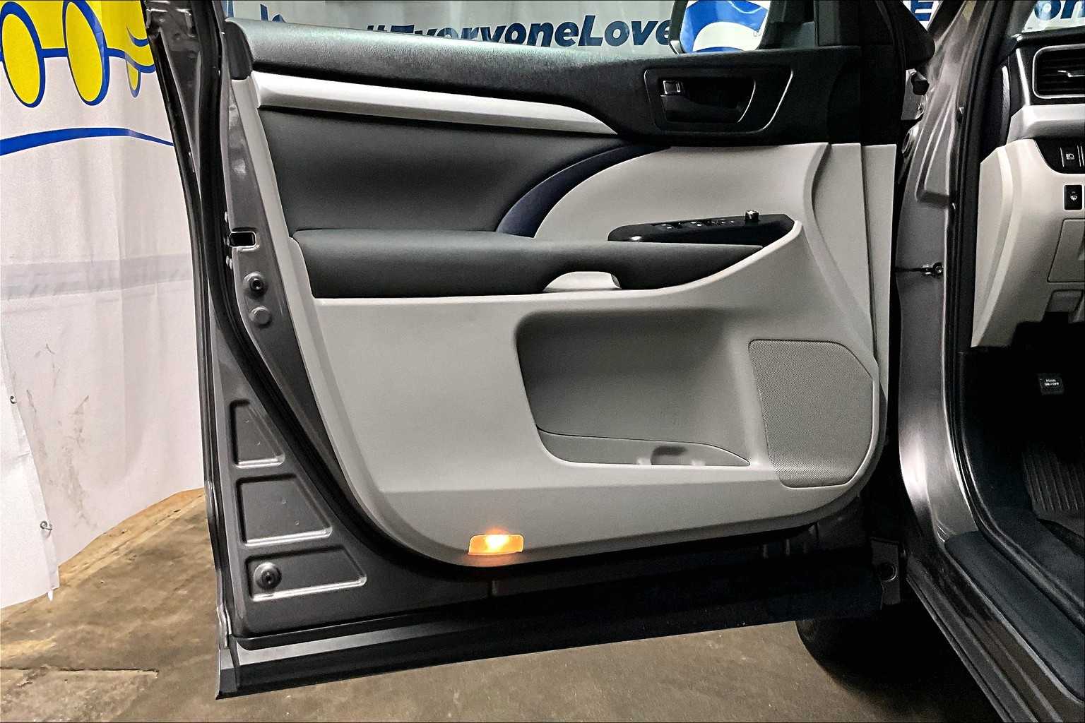 2018 Toyota Highlander LE - Photo 9