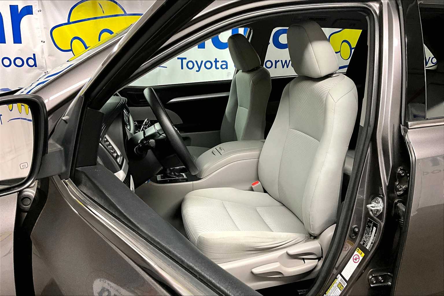 2018 Toyota Highlander LE - Photo 10