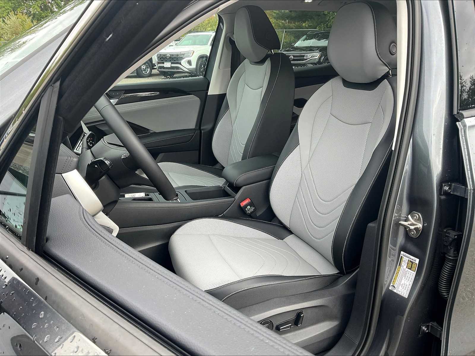 2025 Volkswagen Tiguan SE - Photo 11