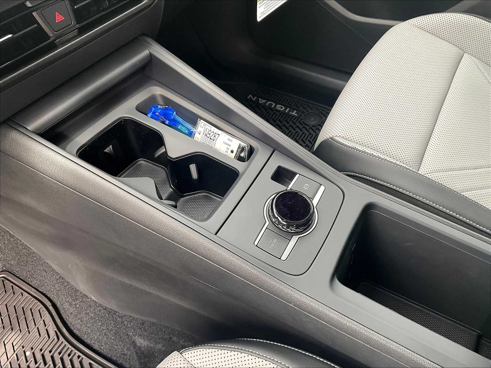 2025 Volkswagen Tiguan SE - Photo 14