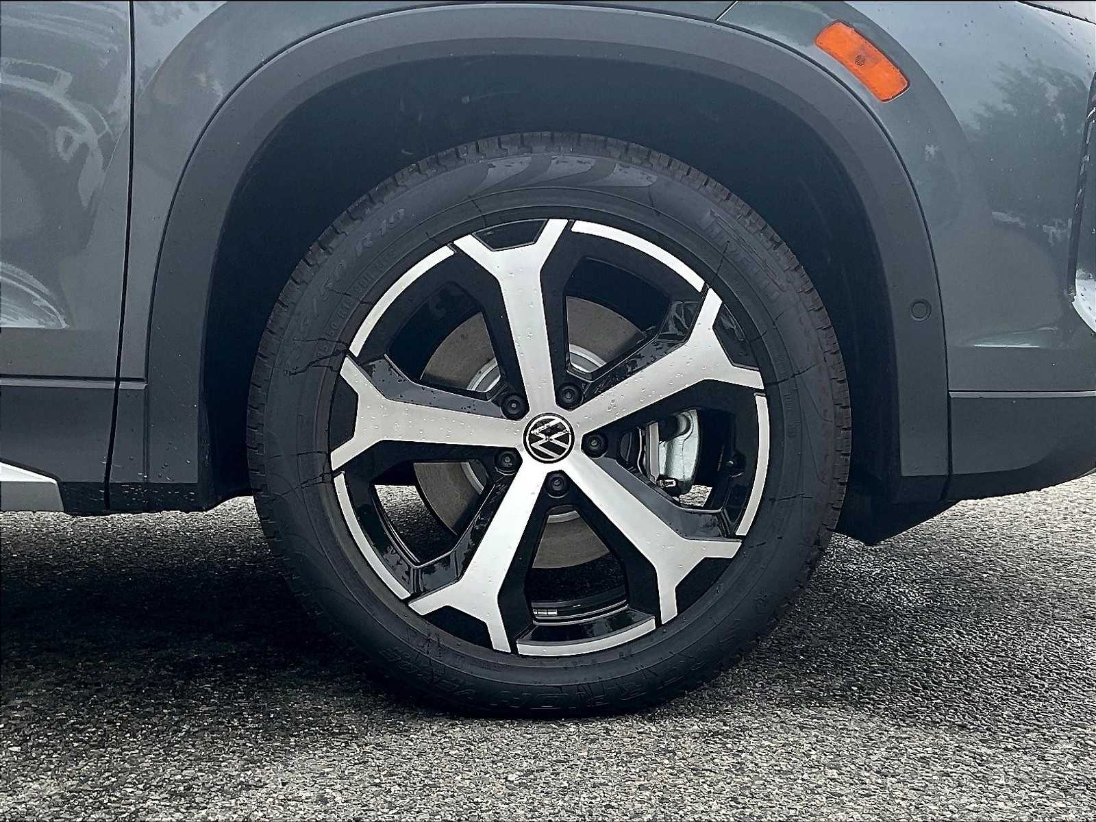2025 Volkswagen Tiguan SE - Photo 8