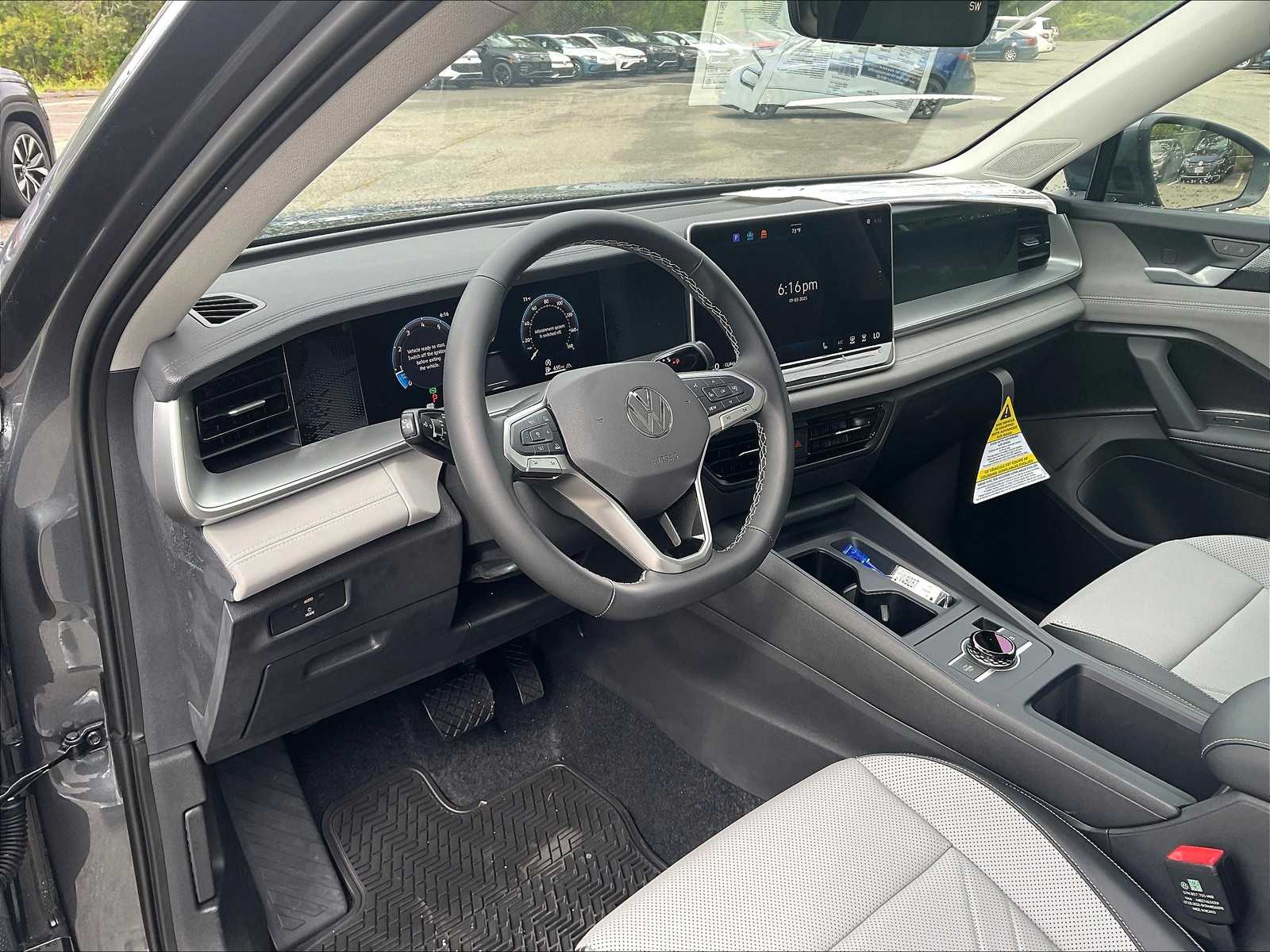 2025 Volkswagen Tiguan SE - Photo 9