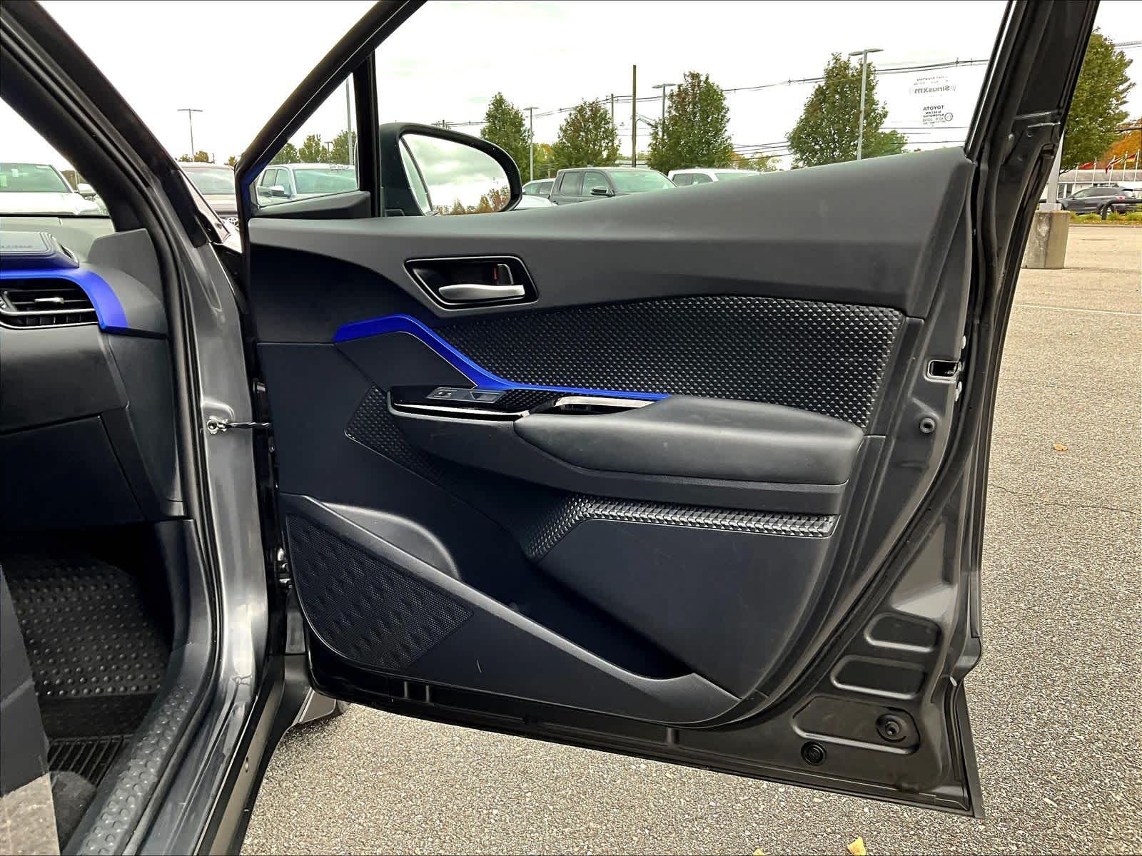 2022 Toyota C-HR XLE - Photo 12