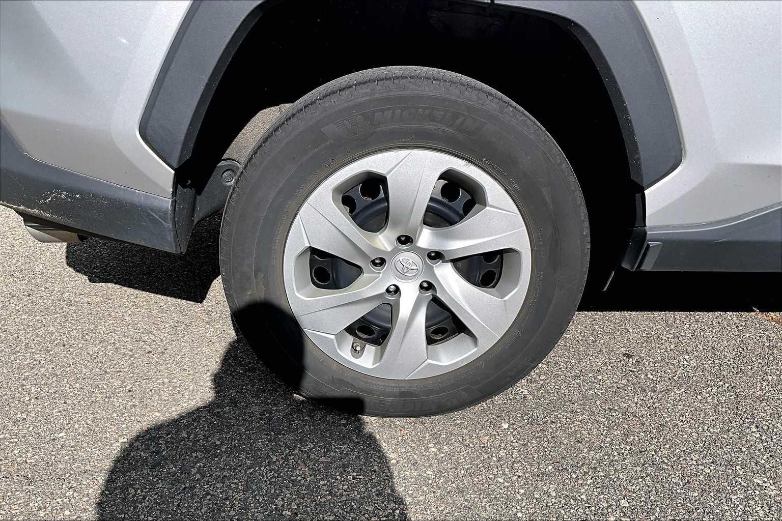 2021 Toyota RAV4 LE - Photo 4