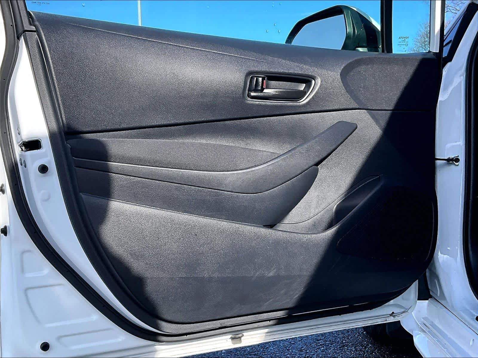 2025 Toyota Corolla LE - Photo 9