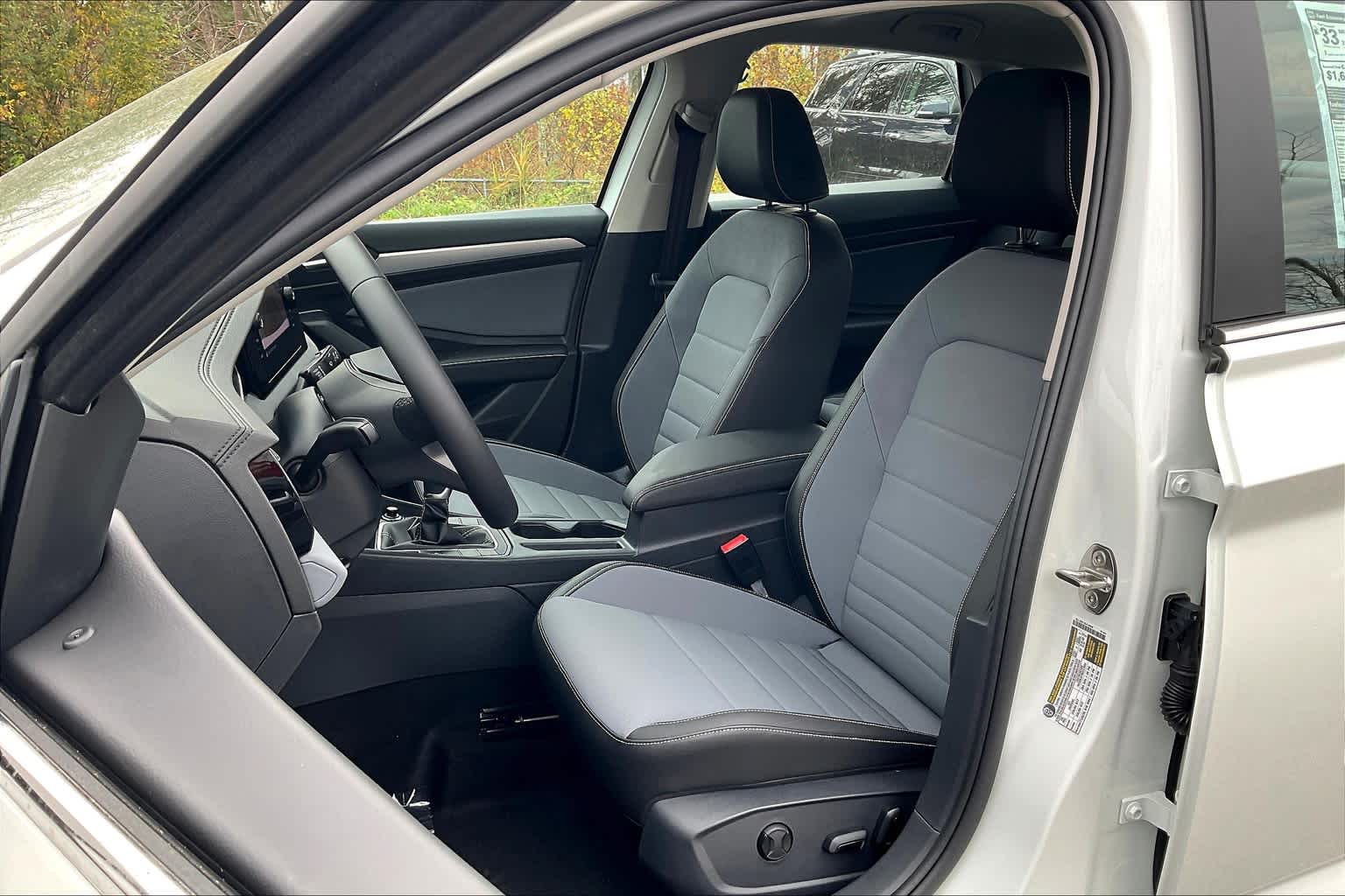2025 Volkswagen Jetta SE - Photo 11